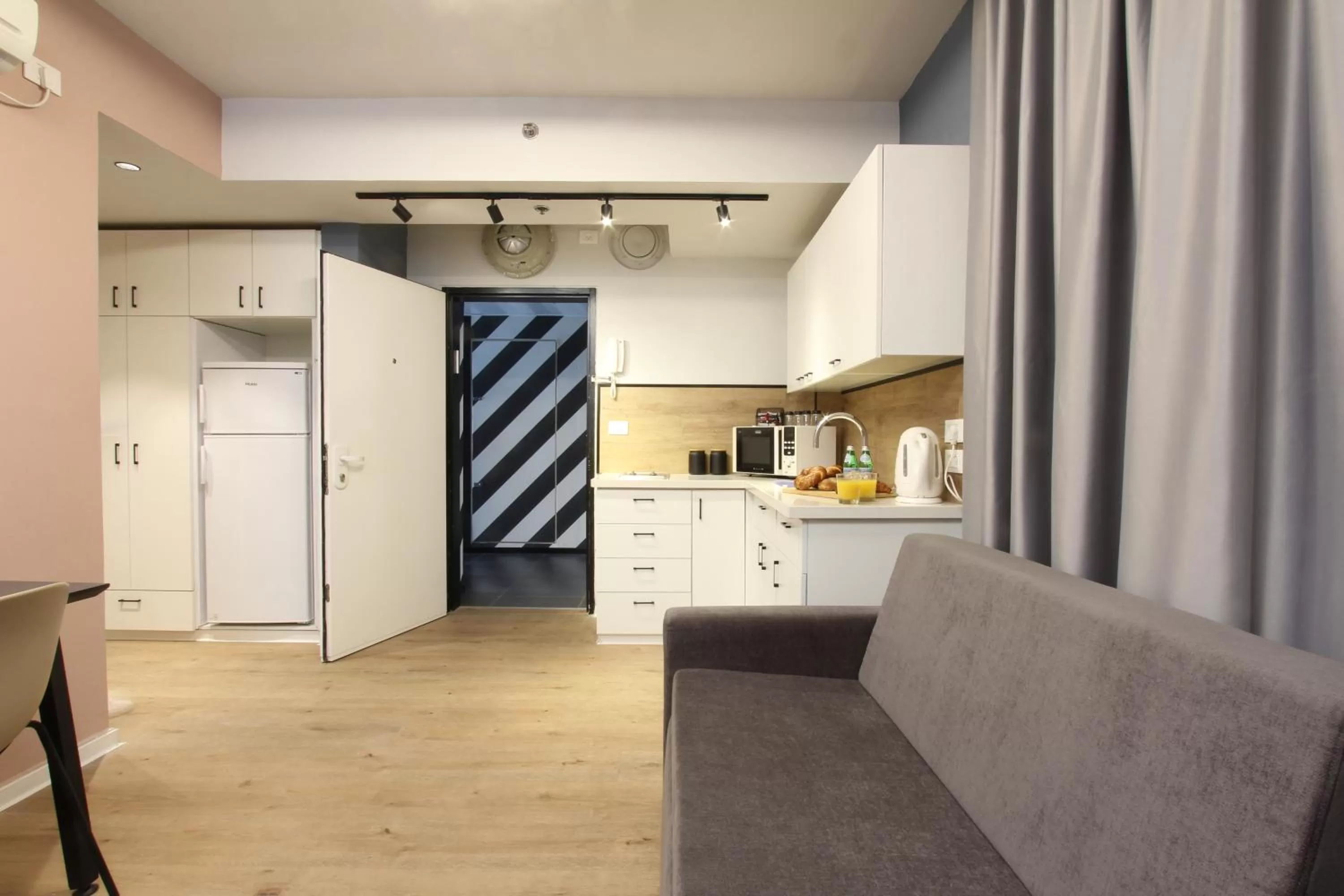 Kitchen or kitchenette in דירות גני תערוכה - TLV university apartments near Expo by Sea N' Rent