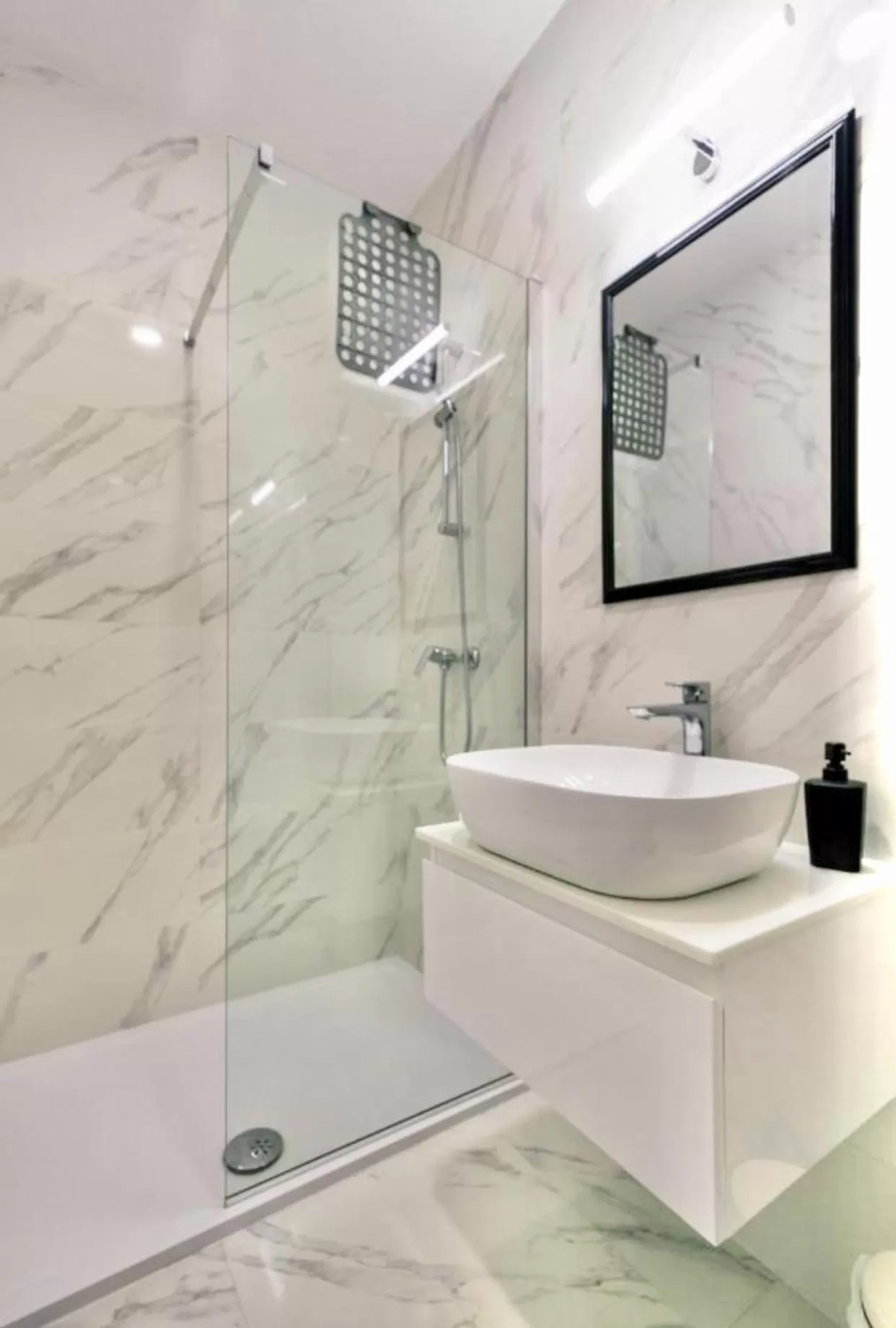 Shower in Bed & Breakfast Donji Grad