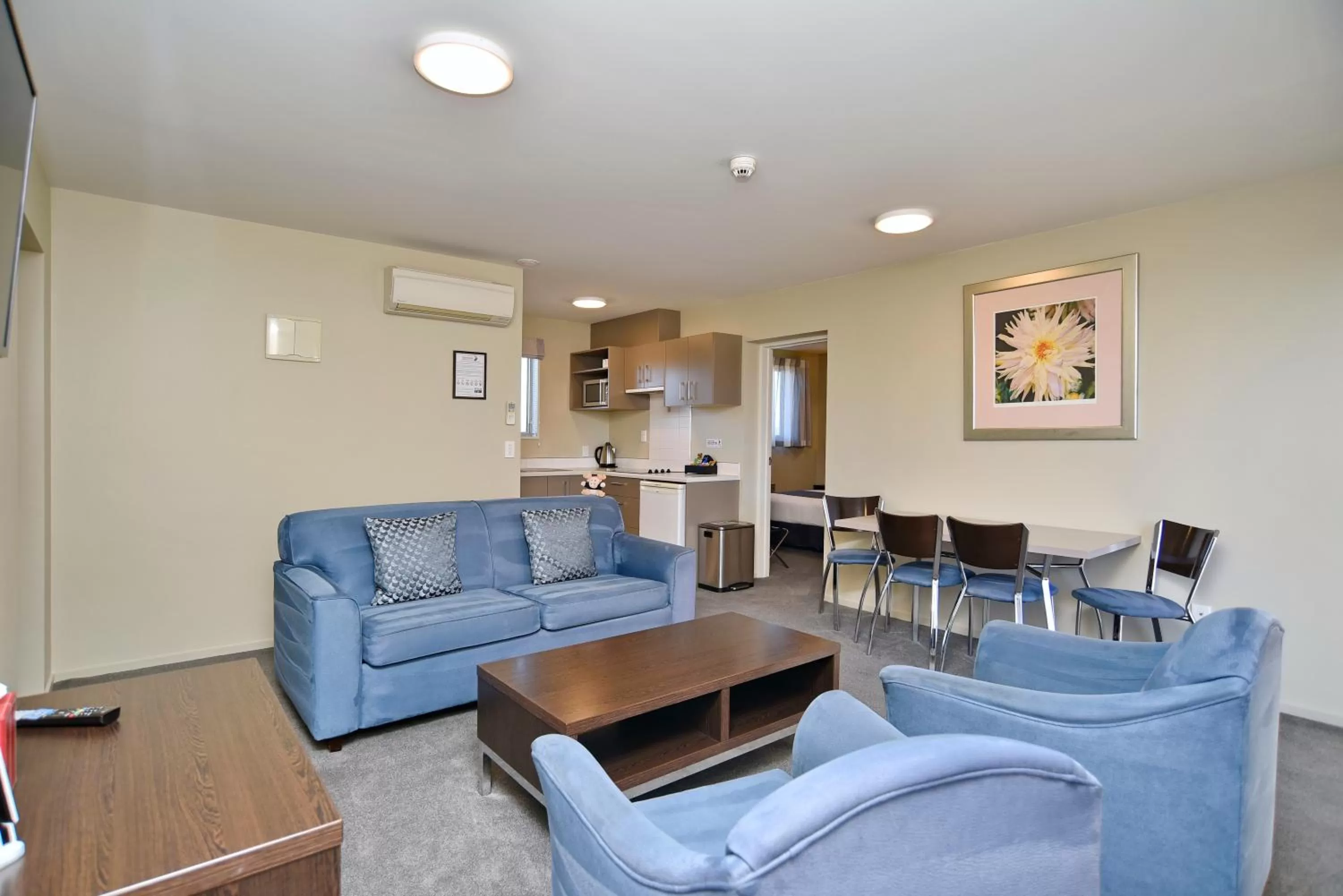 Kitchen or kitchenette, Seating Area in The Riverstone