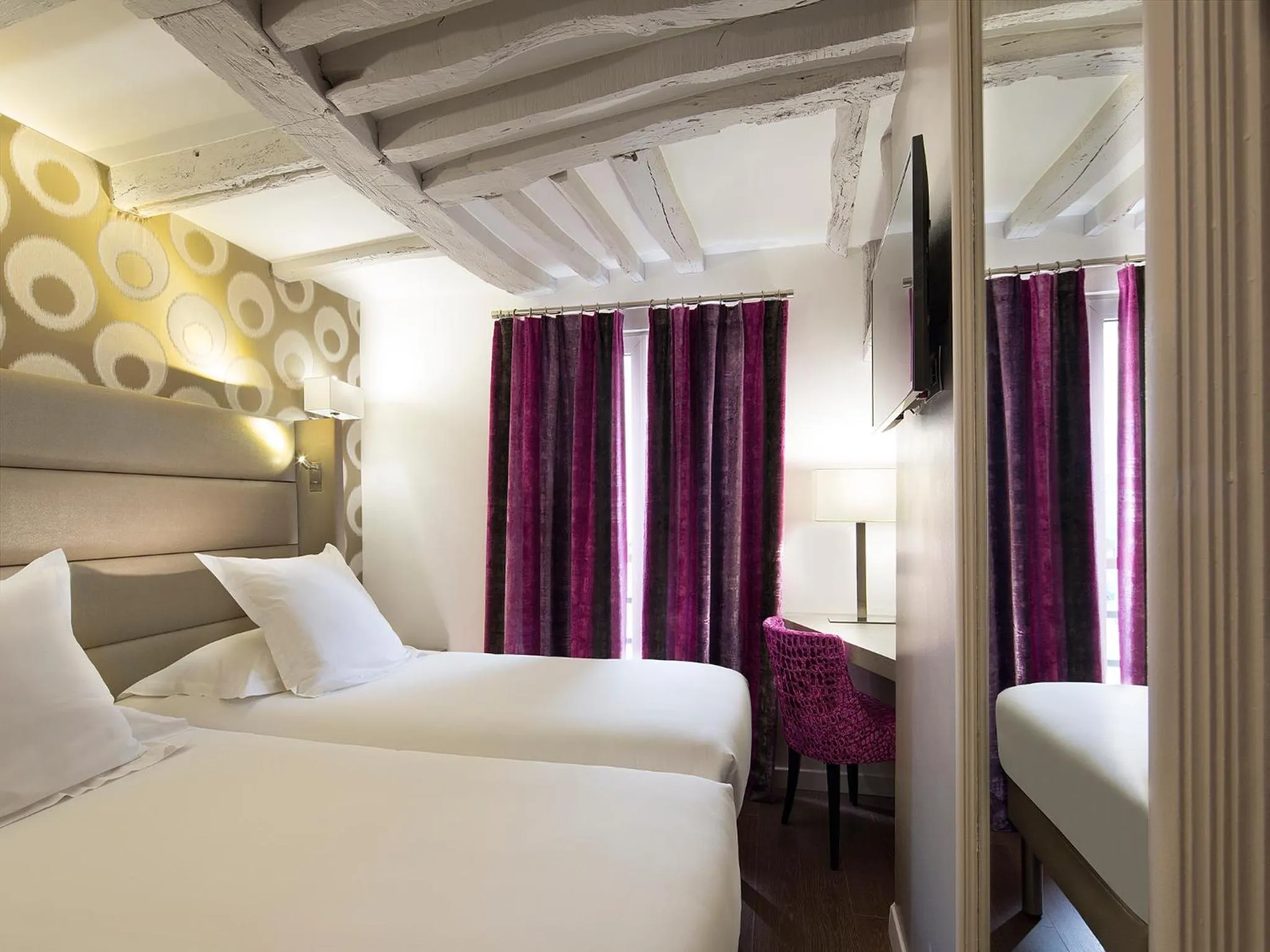 Photo of the whole room, Bed in Hôtel Jacques de Molay - Fitness & Sauna