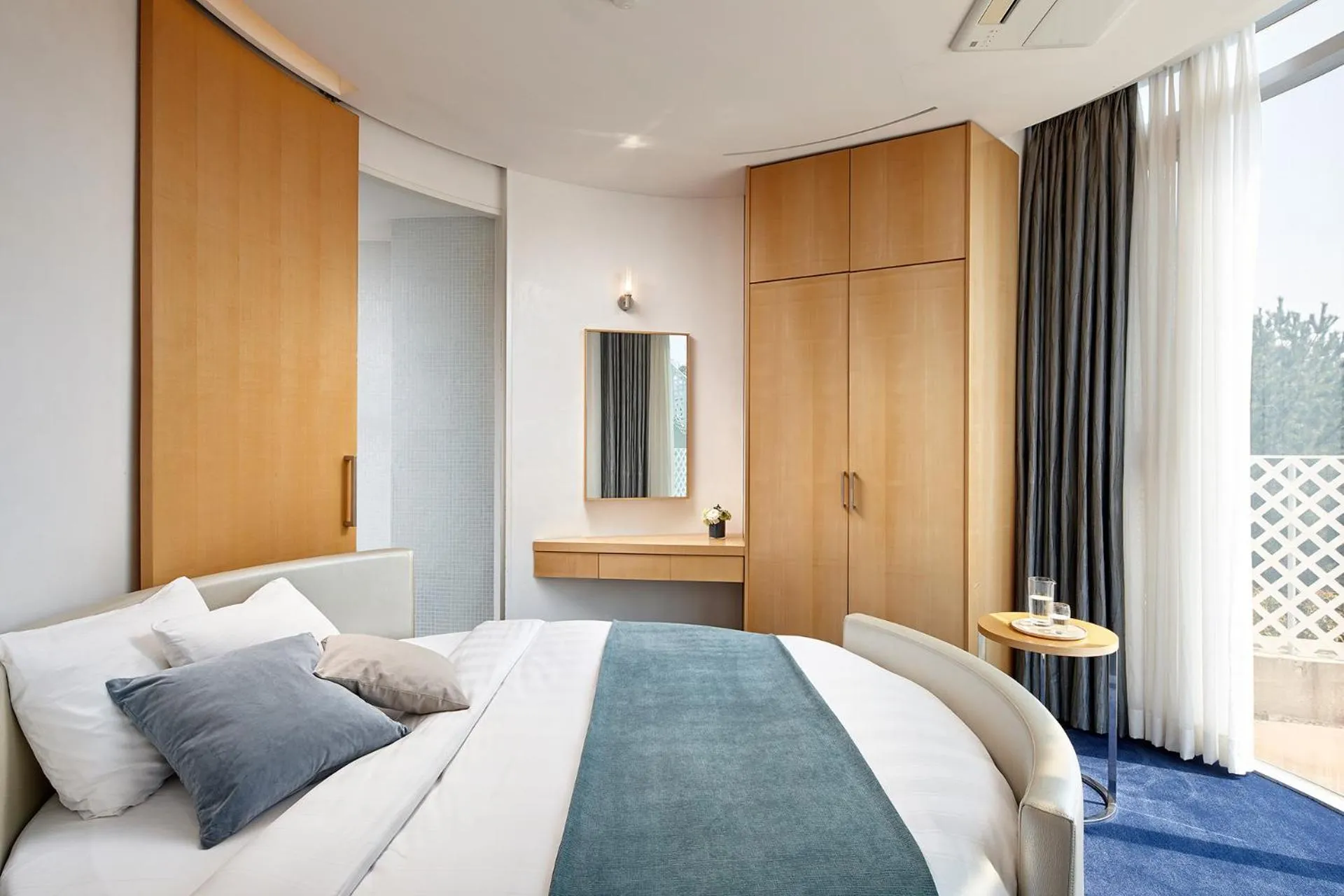 Bed in Lotte Resort Jeju Artvillas