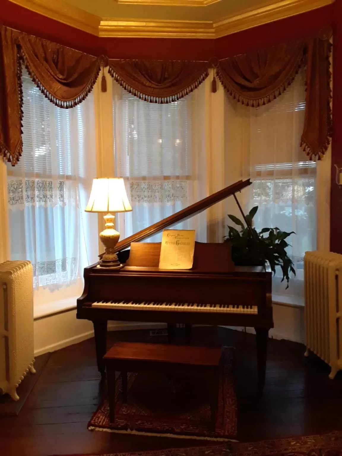 Library in Gifford-Risley House Bed and Breakfast