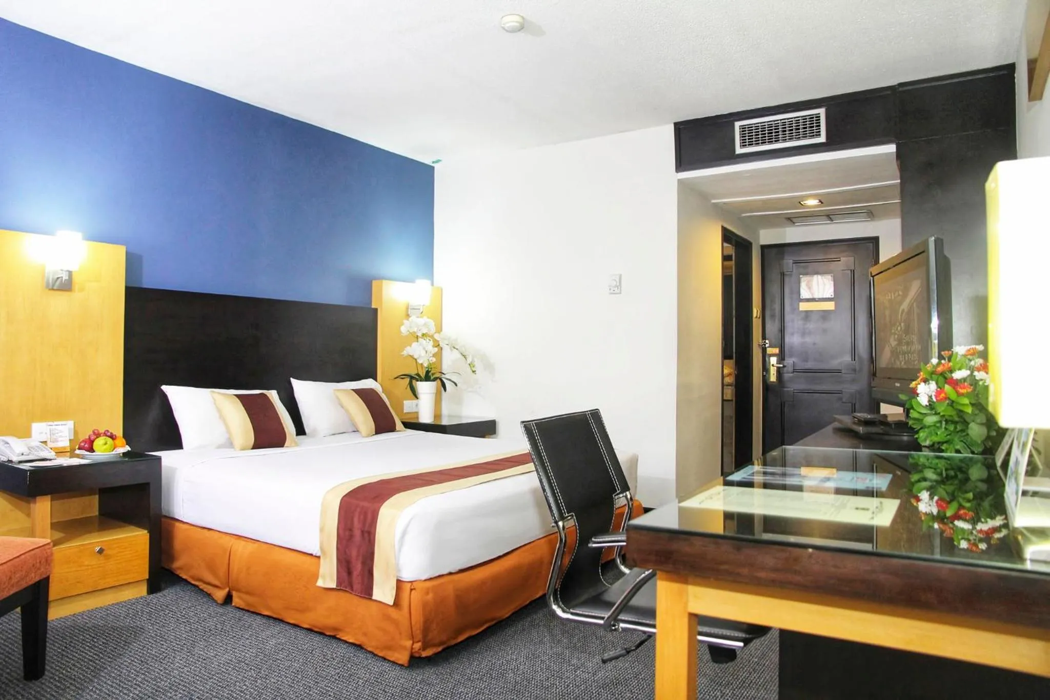 Photo of the whole room, Bed in Jayakarta Hotel Jakarta