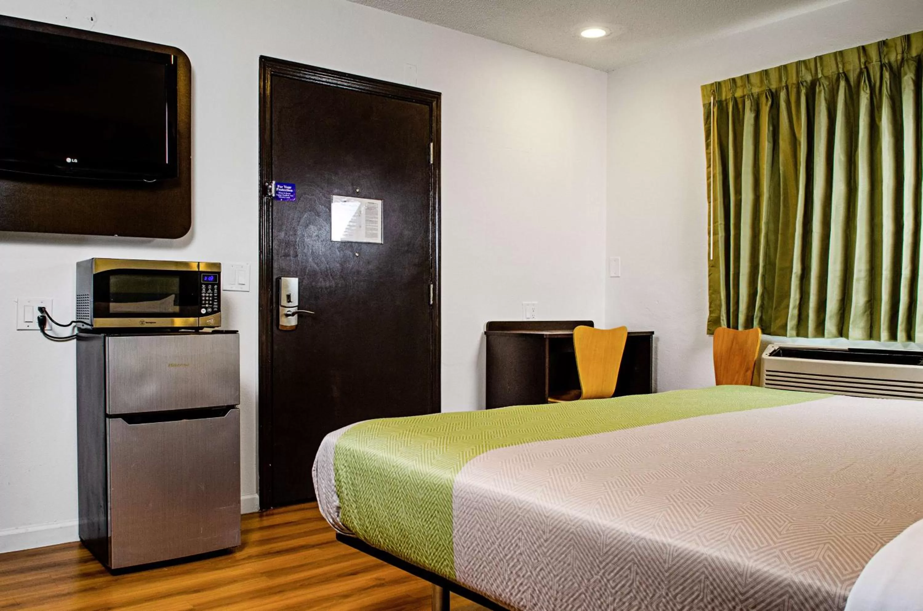 TV and multimedia, Bed in Motel 6-Modesto, CA - Downtown