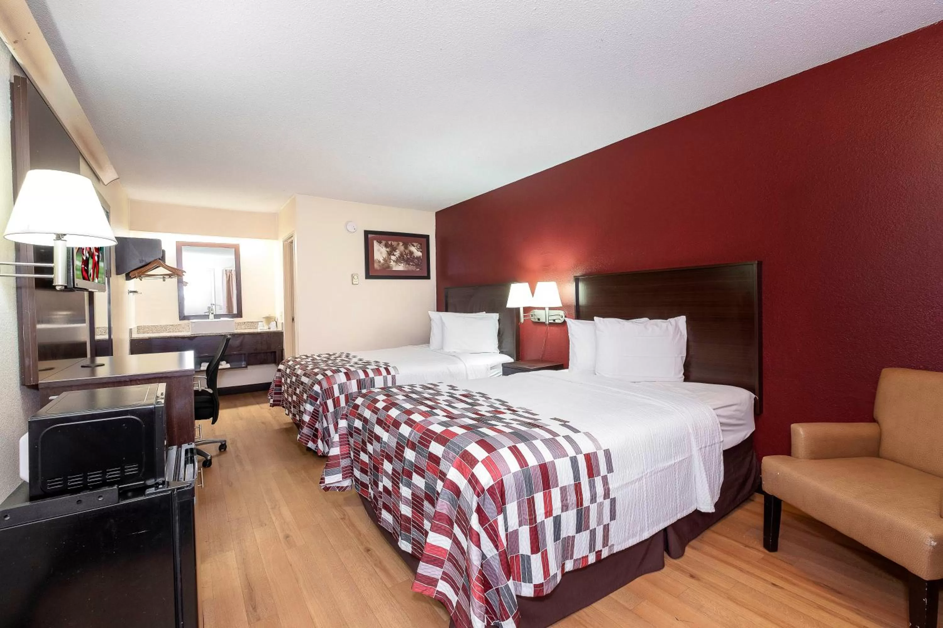 Photo of the whole room, Bed in Red Roof Inn Atlanta - Smyrna/Ballpark