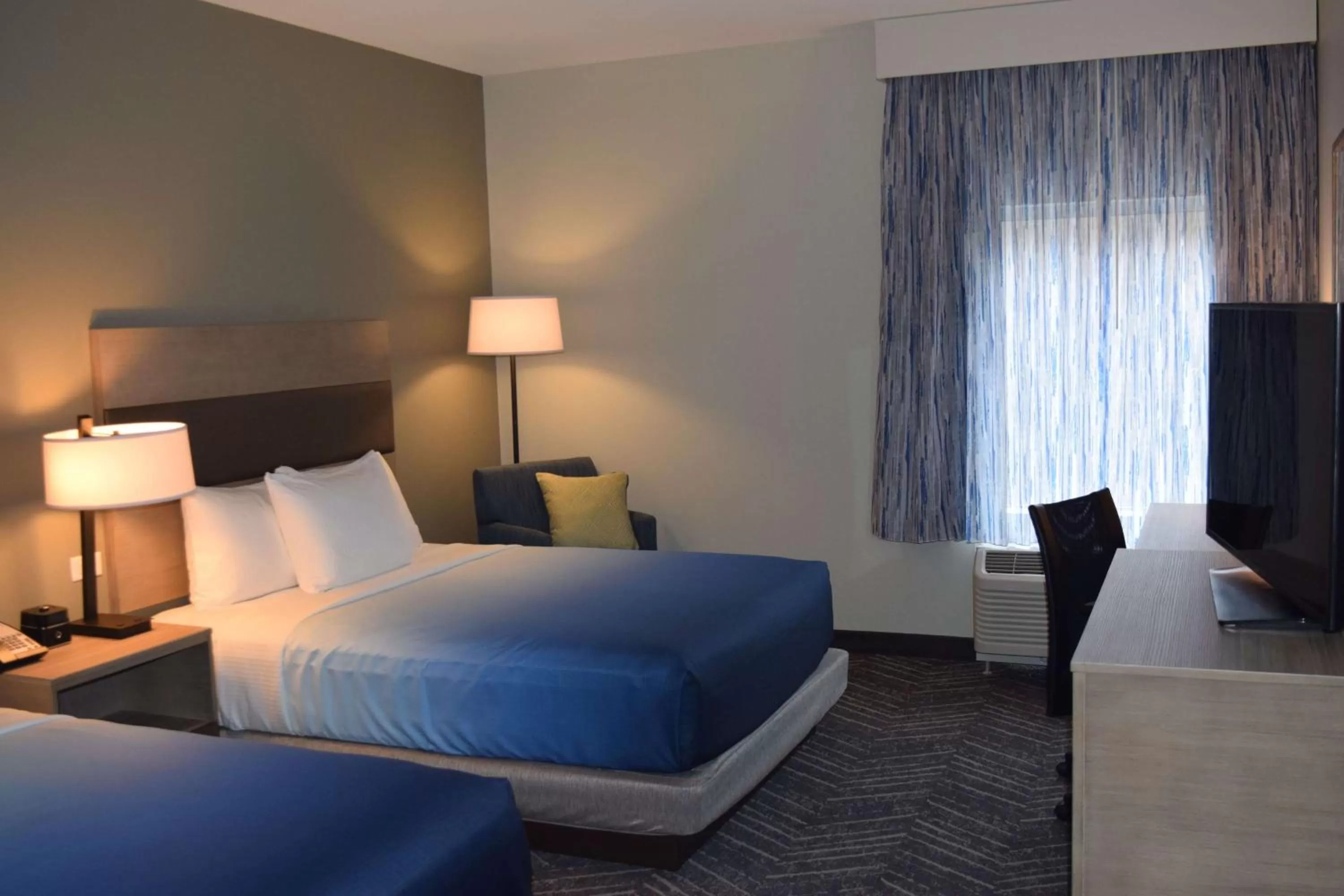 Photo of the whole room, Bed in La Quinta Inn & Suites by Wyndham Middletown-Goshen