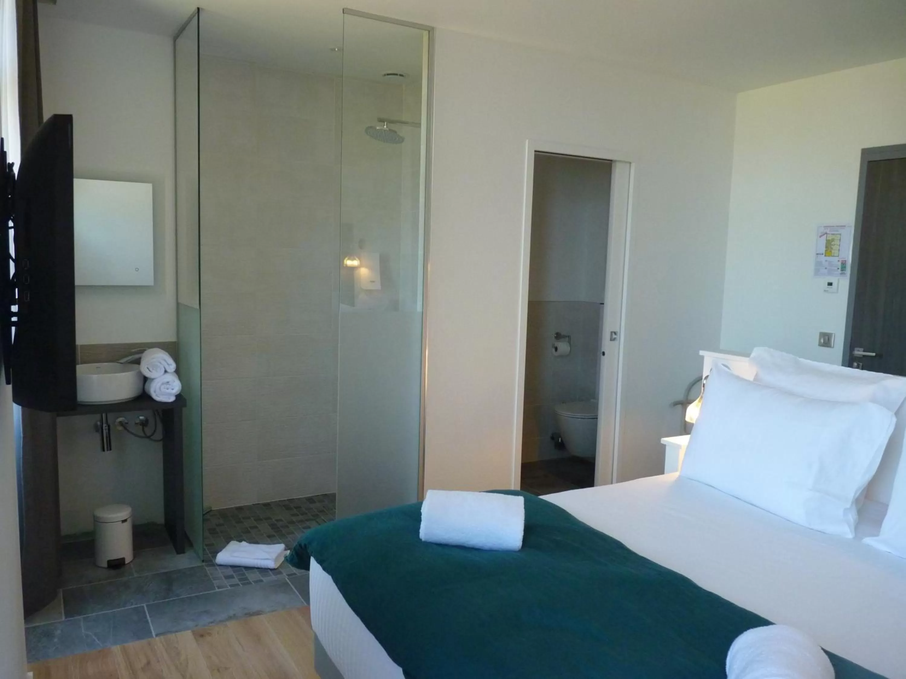 Shower, Bed in Pavillon de la plage