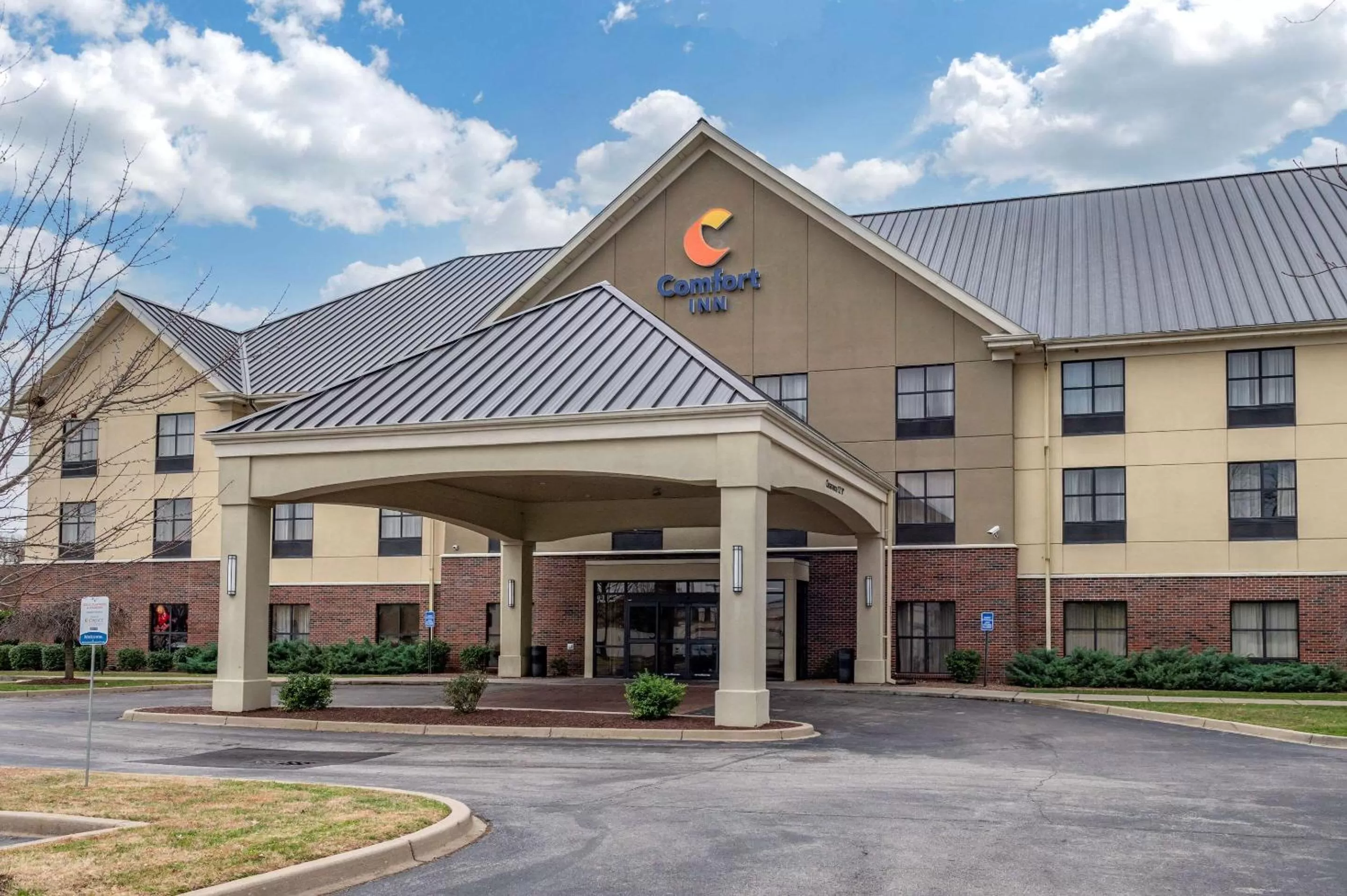 Property building in Comfort Inn Southwest Louisville