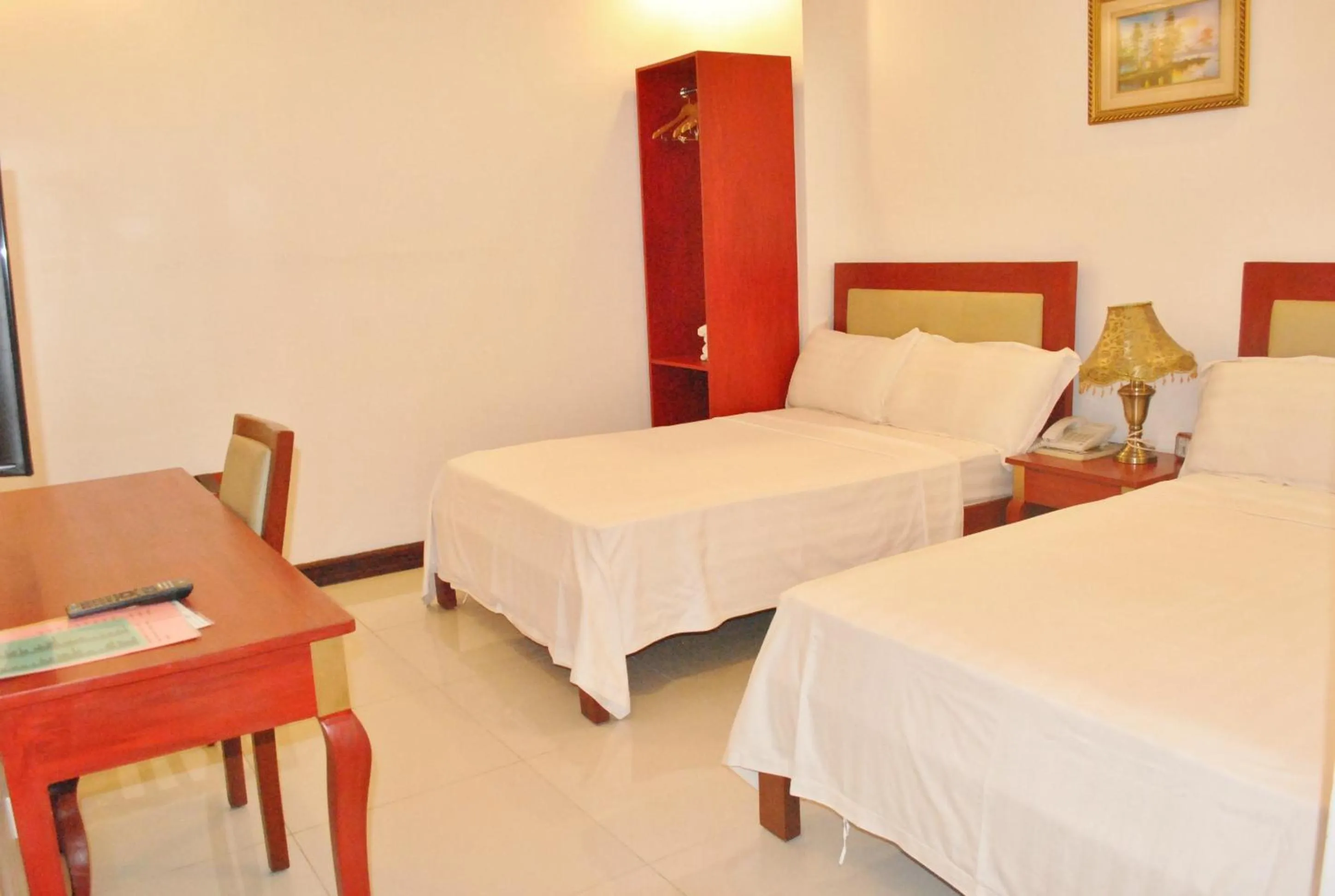 Photo of the whole room, Bed in Dragon Home Inn