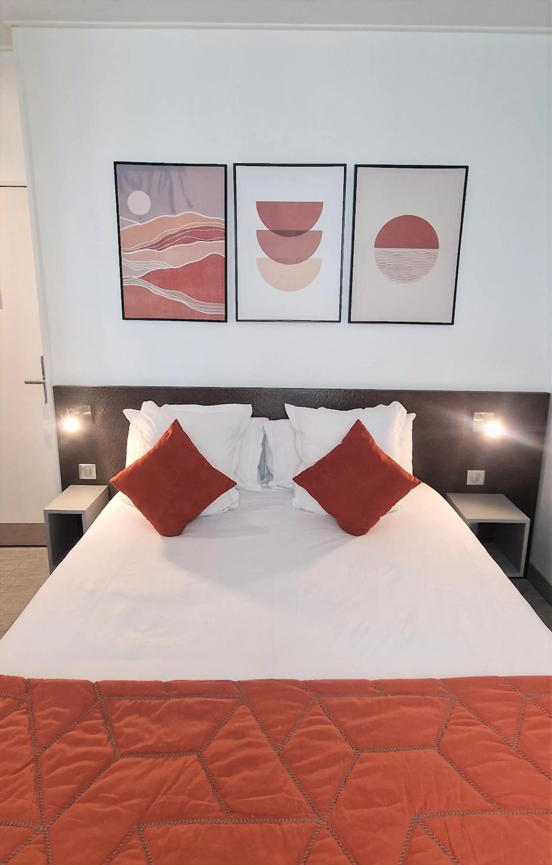 Bed in Hôtel de la Fontaine