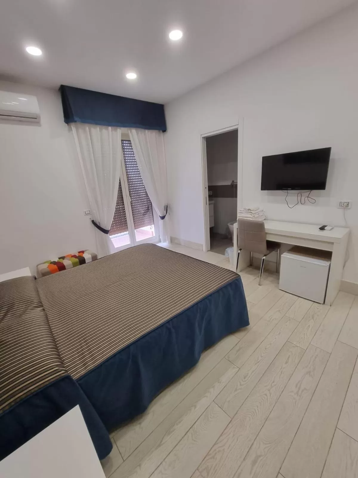 Photo of the whole room, Bed in Municipio sea