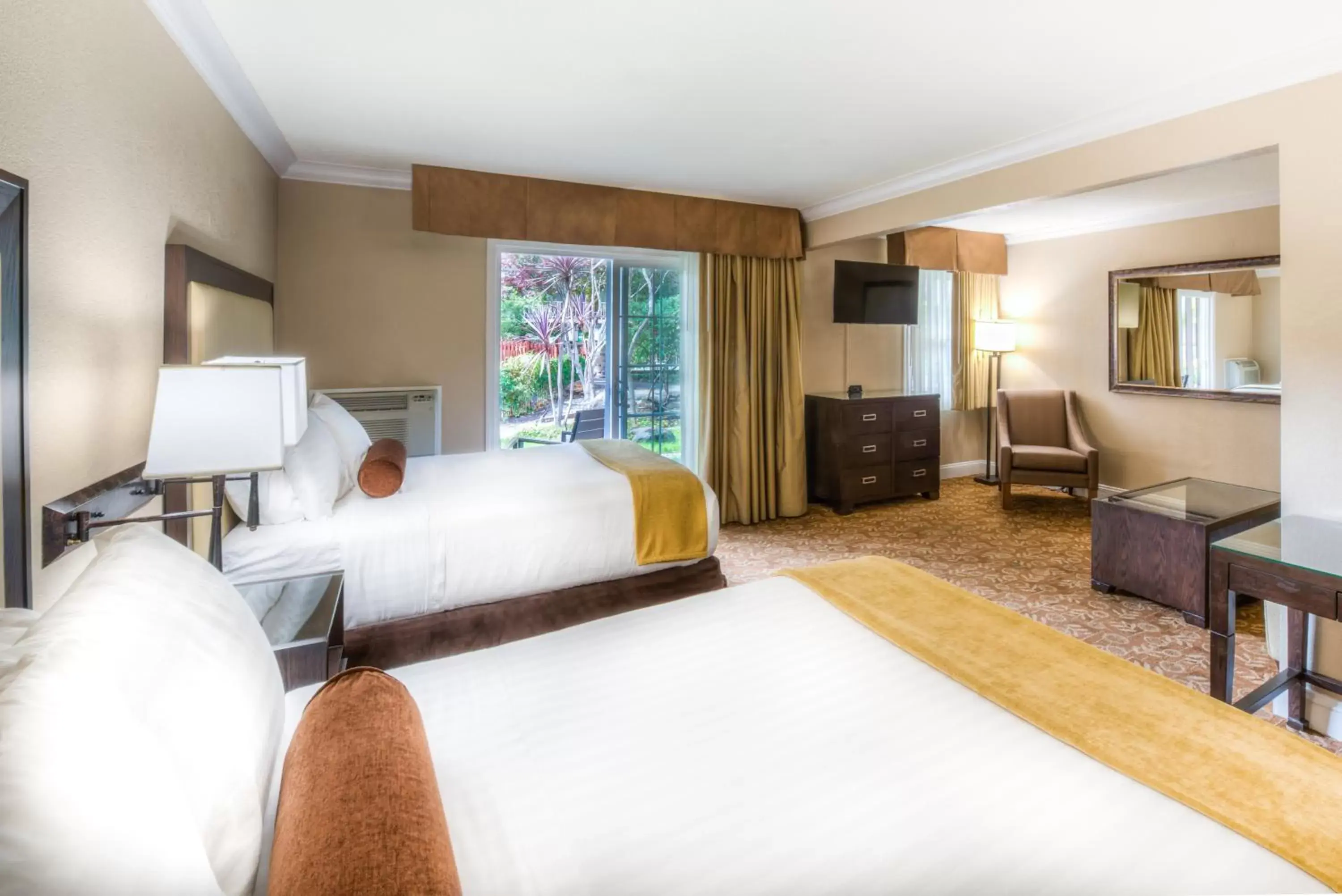 Superior Double Room with Two Double Beds in The Creekside Inn Superior Double Room with Two Double Beds in The Creekside Inn