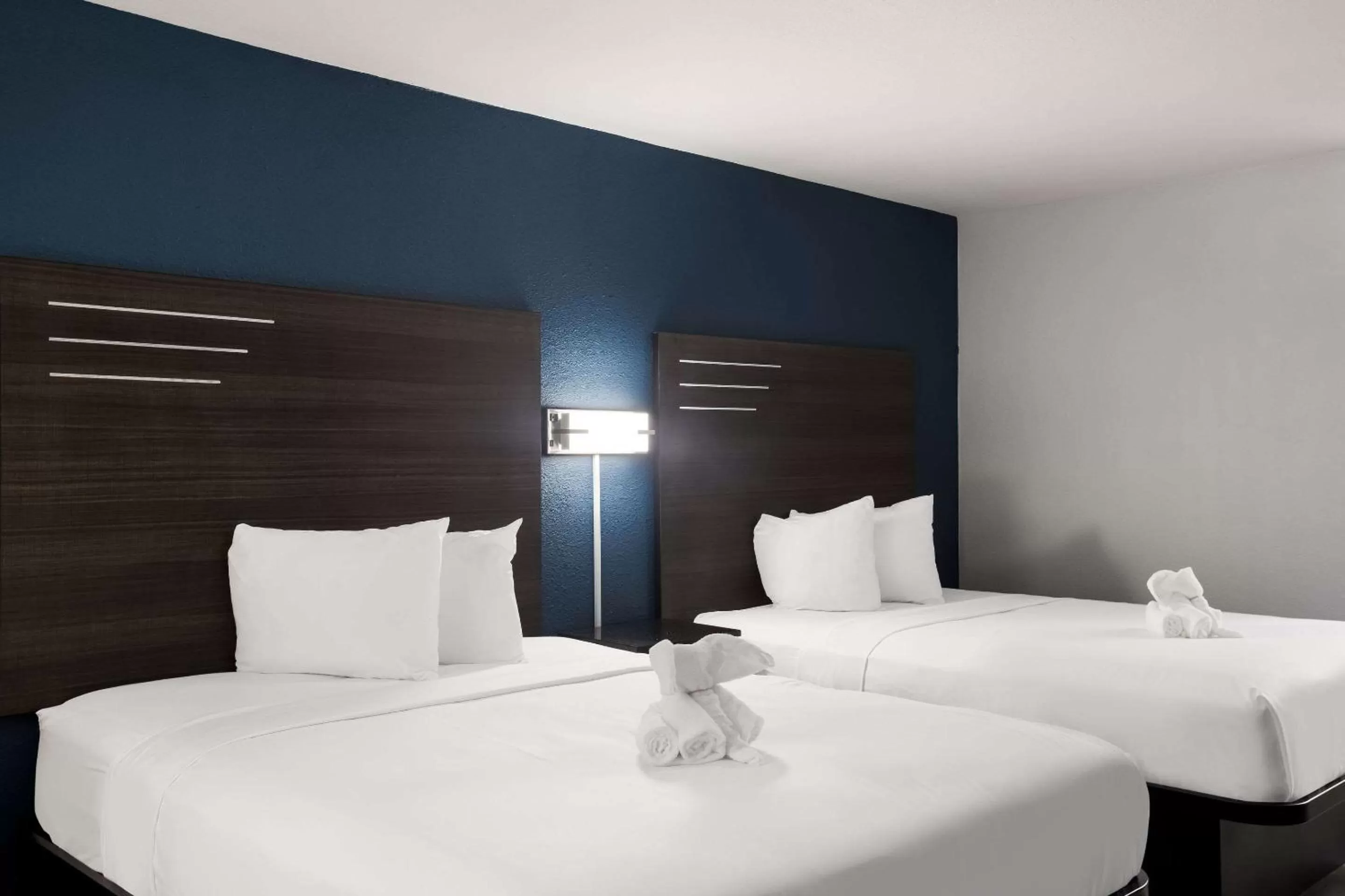 Bedroom, Bed in Suburban Studios Hinesville - Fort Stewart Area