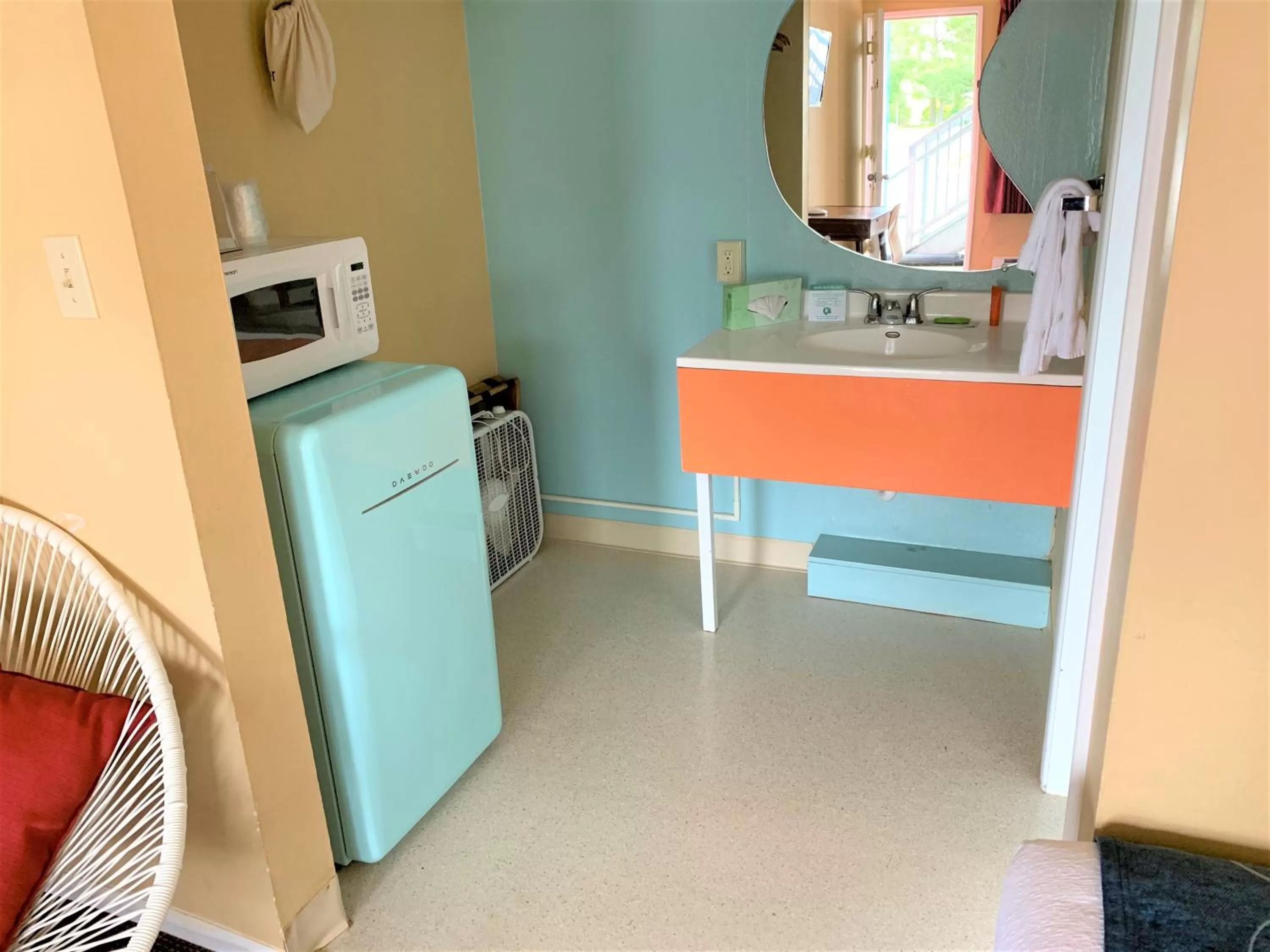 Bathroom, Kitchen/Kitchenette in Atomic Motel