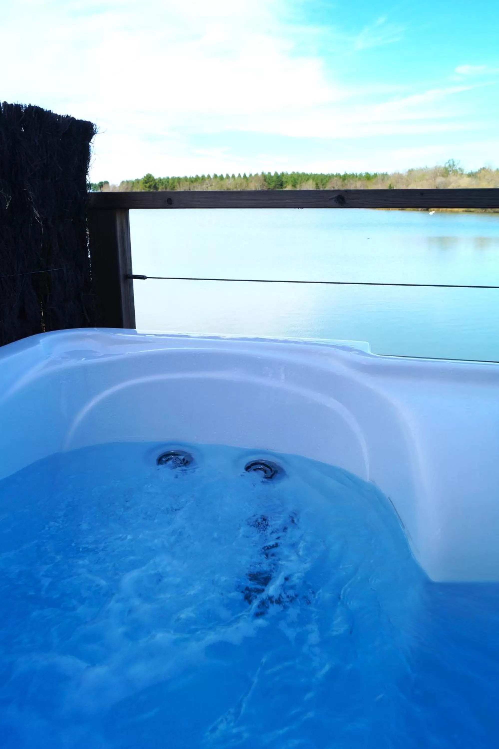 Hot Tub in Écolodges du Golf du Sauternais