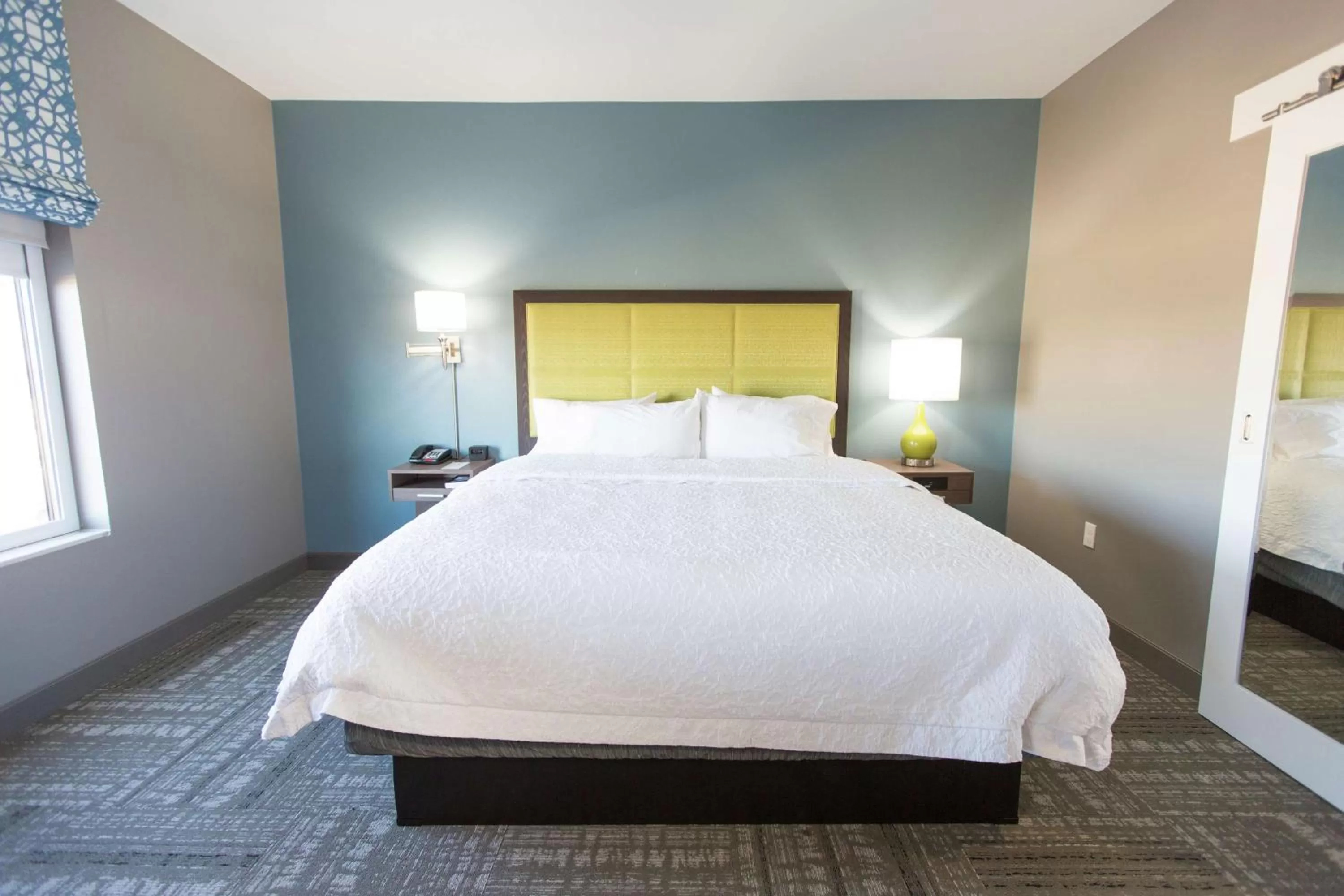 Bed in Hampton Inn & Suites Stroud