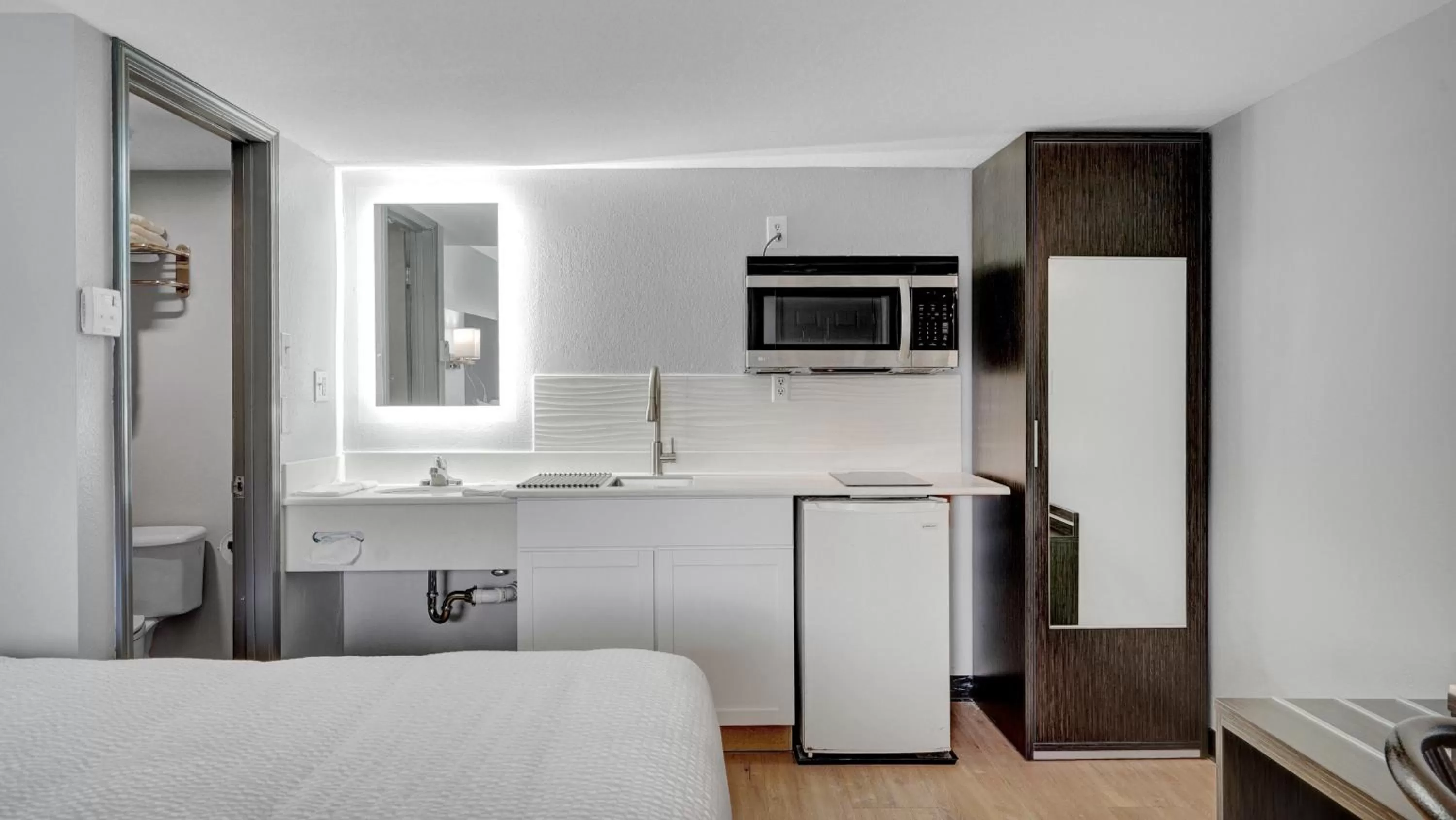 minibar, Bed in Days Inn & Suites by Wyndham Niagara Falls/Buffalo