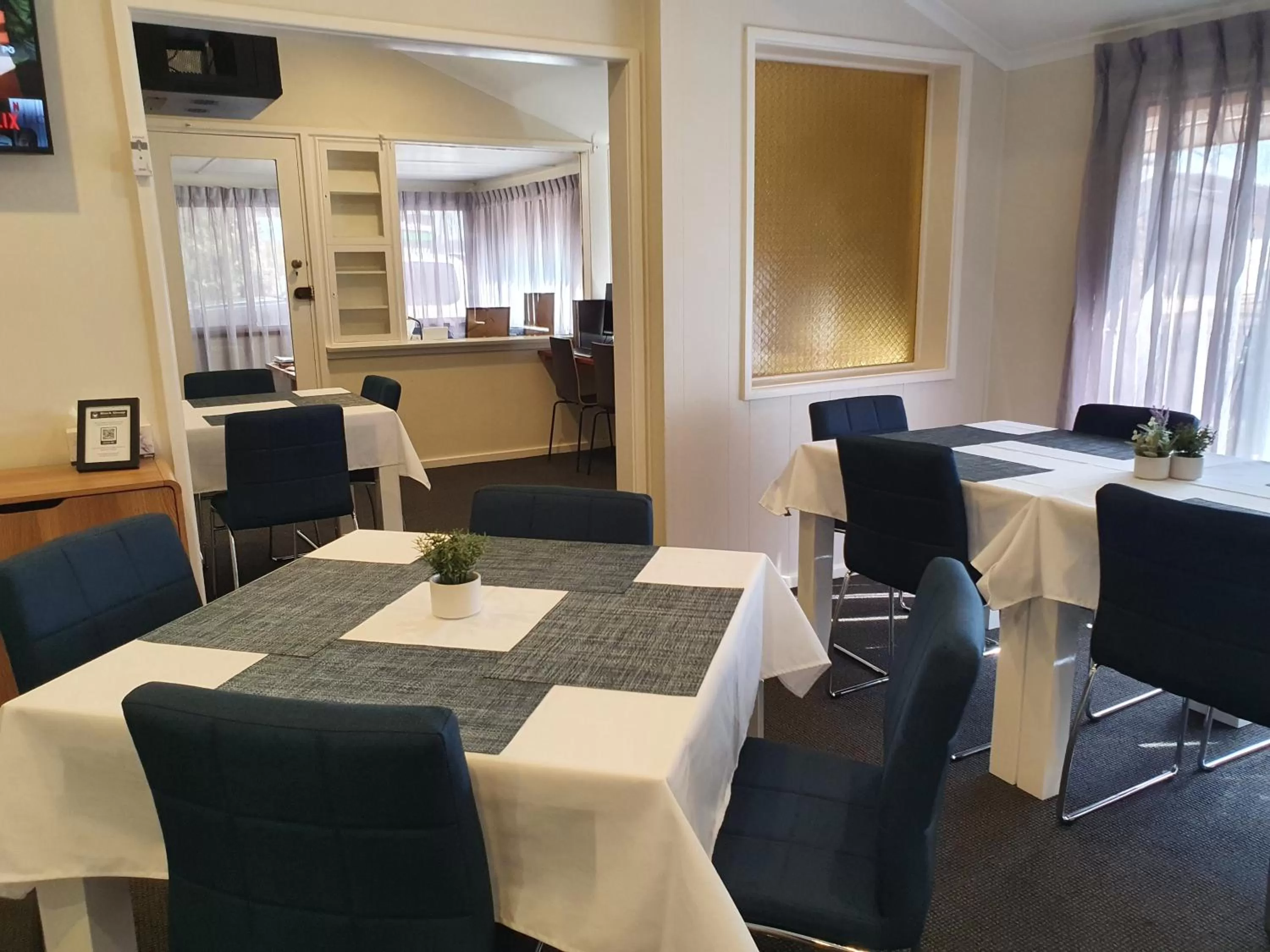 Communal lounge/ TV room in Black Sheep Motel Goulburn