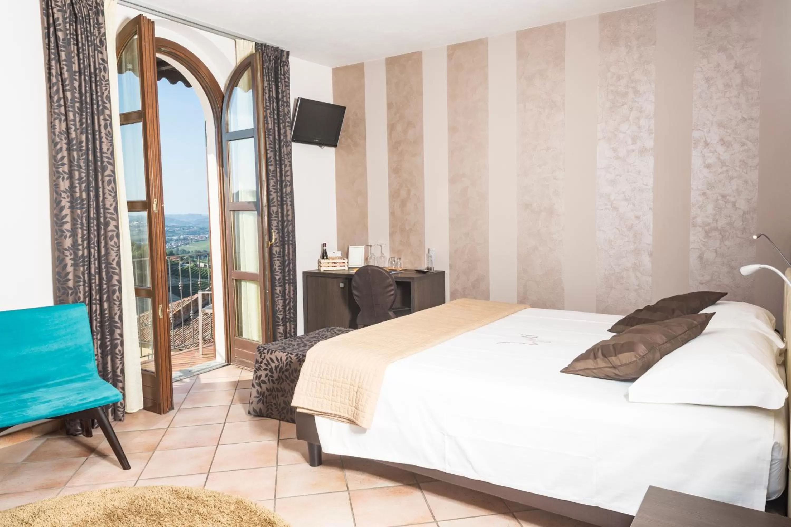 Superior Double or Twin Room with Balcony in Le Torri - Castiglione Falletto