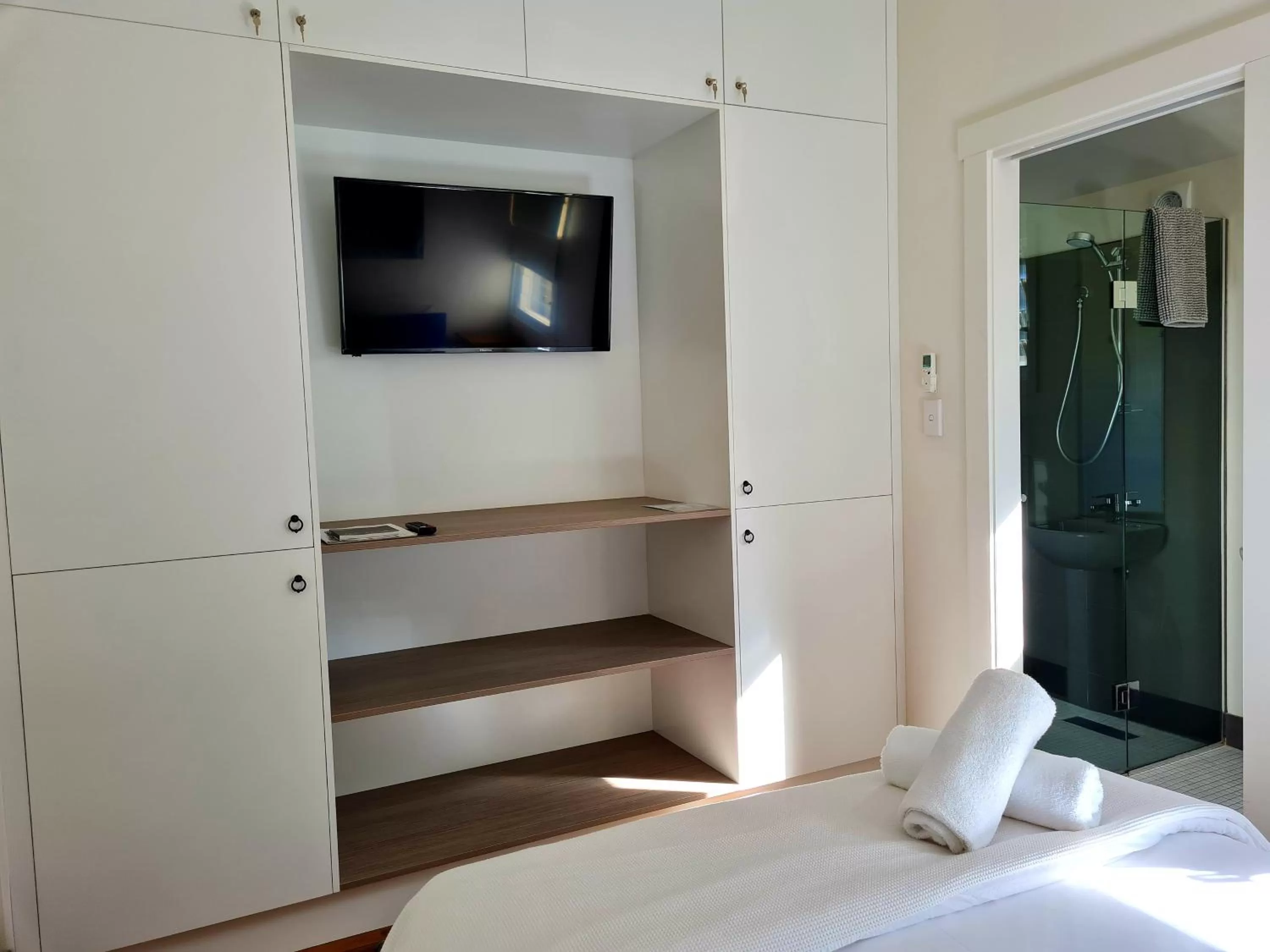 TV and multimedia, Bed in Byron Palms Guesthouse & Spa - Adults Only