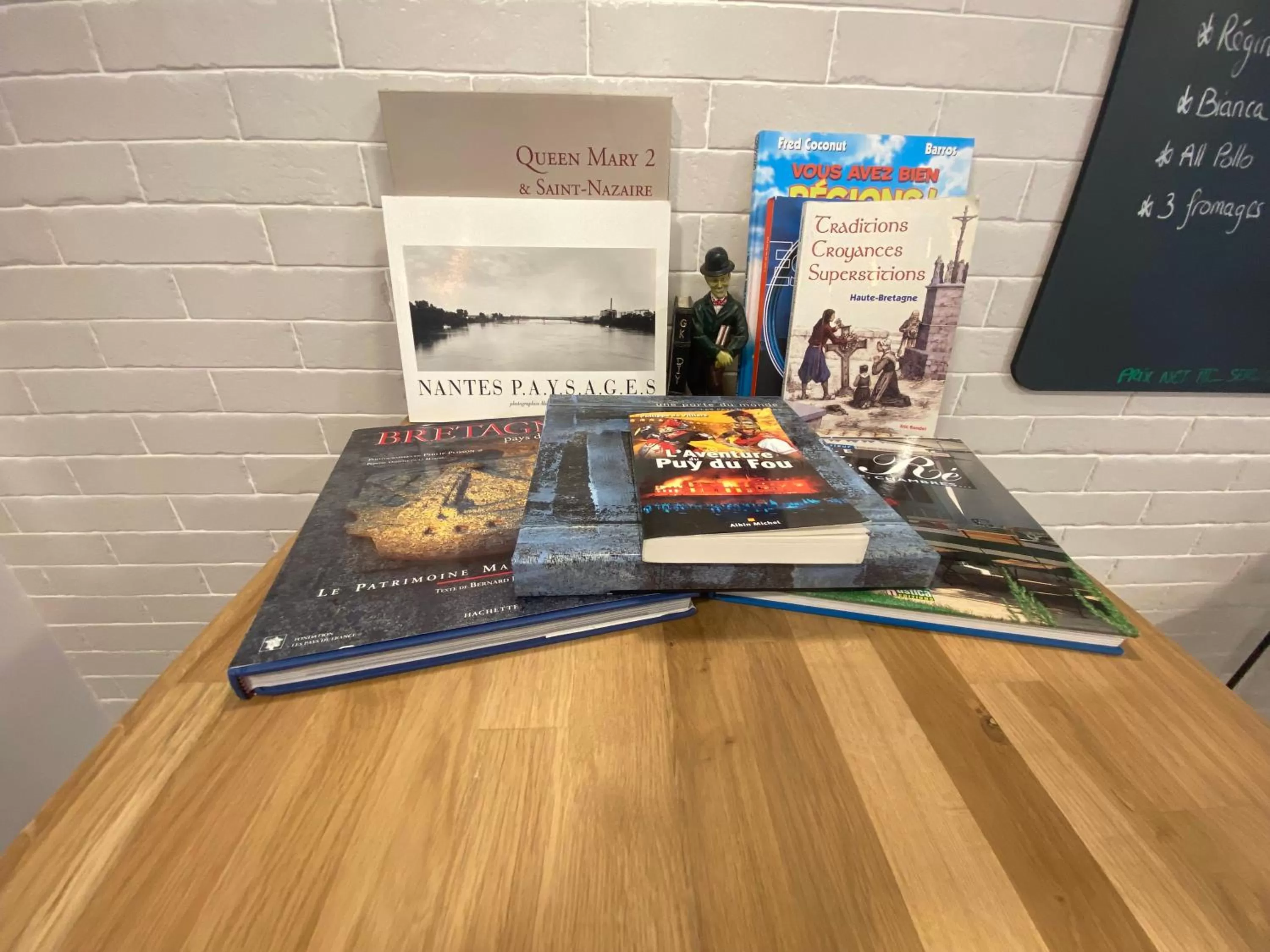 Library in Campanile Nantes ~ Rezé Aéroport