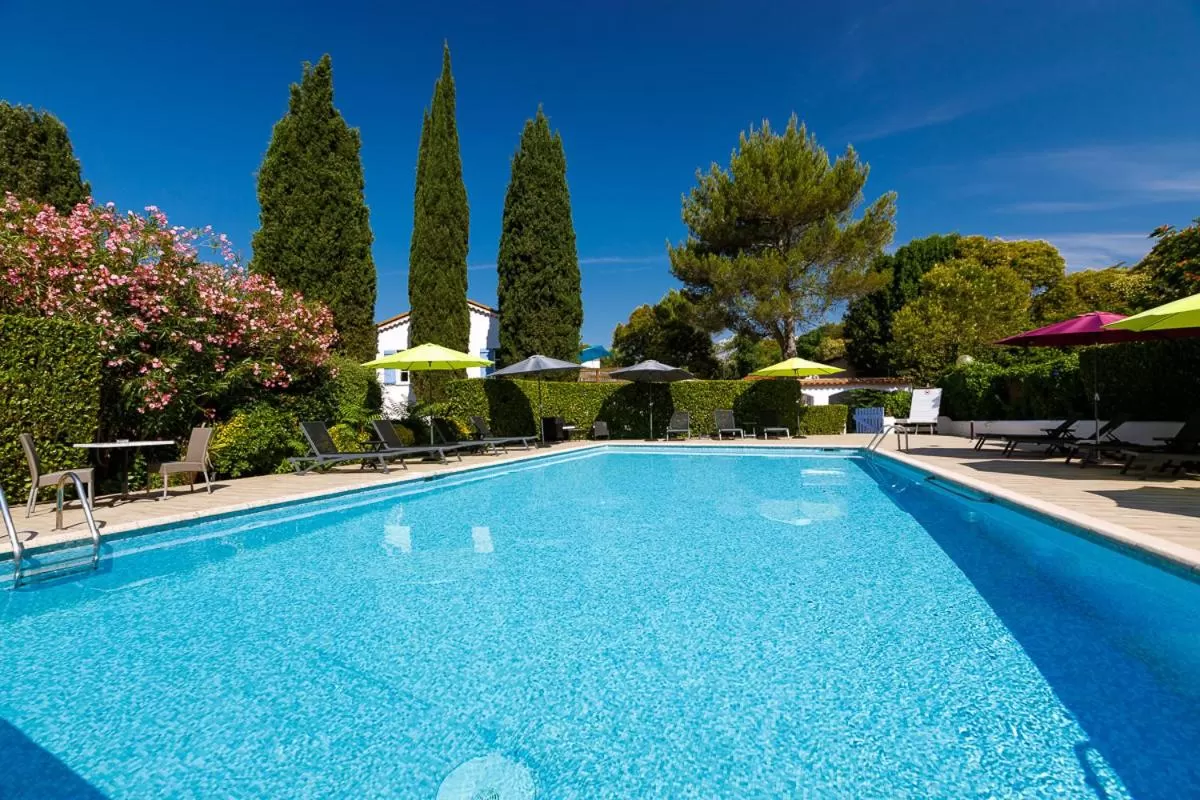 Swimming pool in Hôtel Les Liserons de Mougins