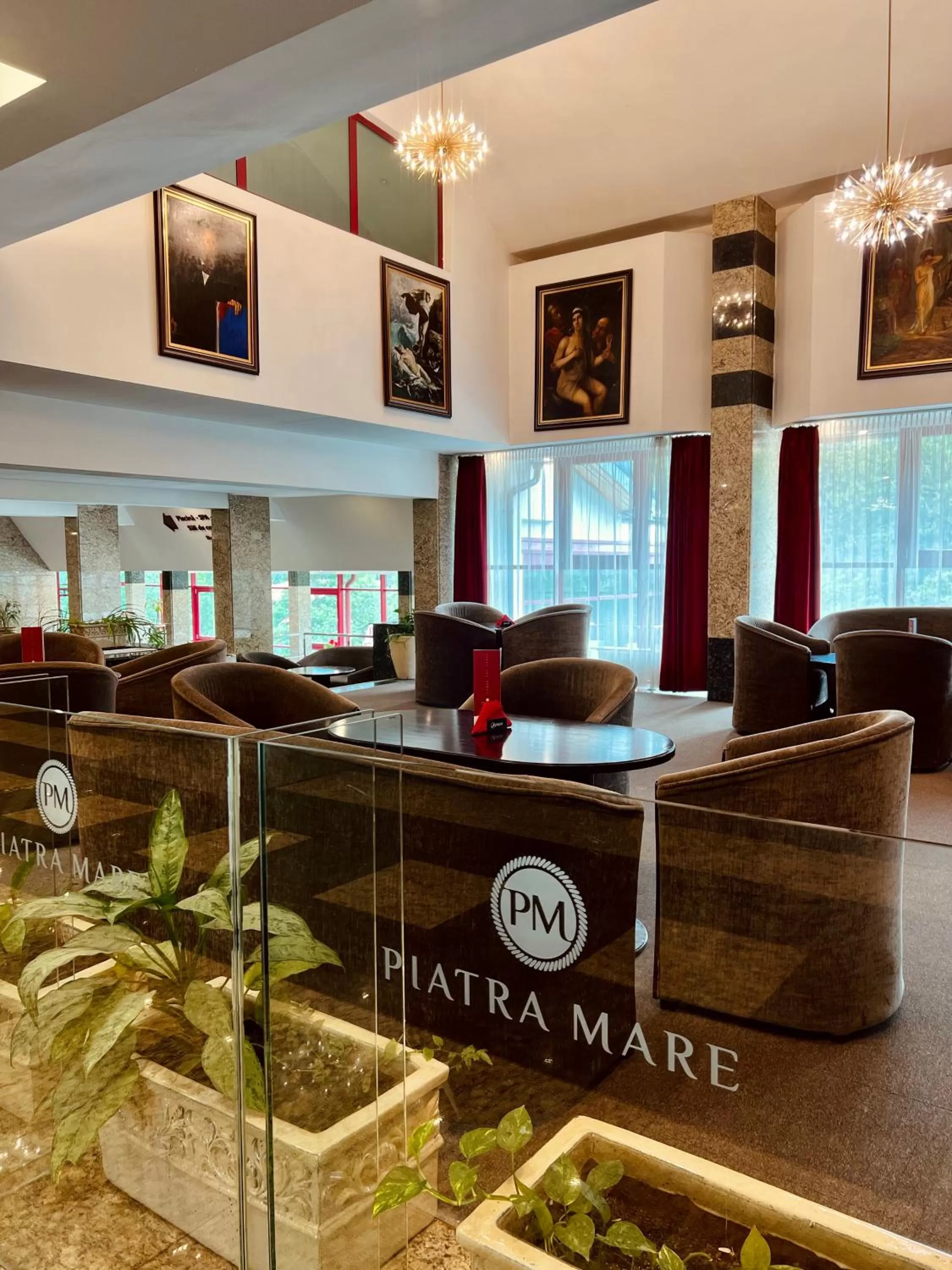 Lounge or bar in Hotel Piatra Mare