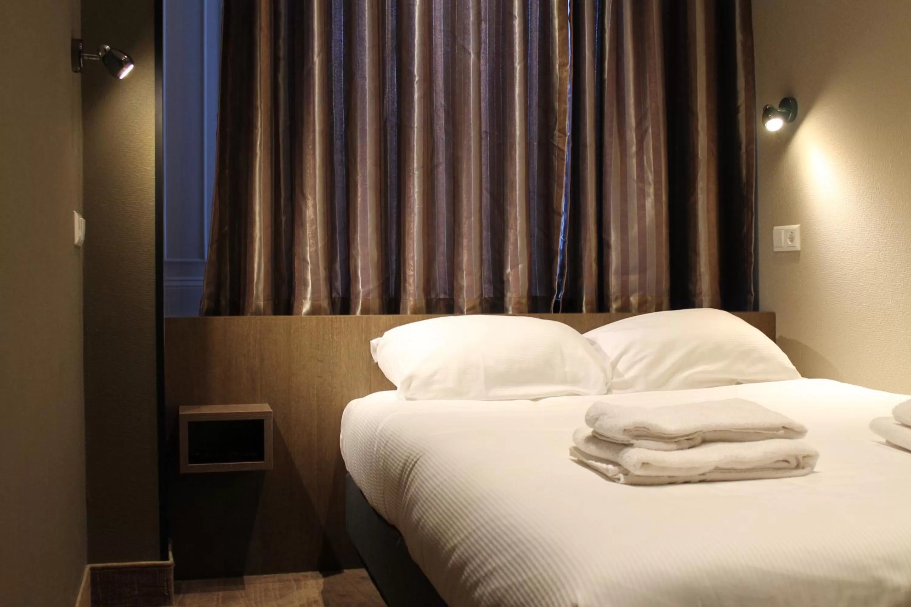 Photo of the whole room, Bed in Blossoms City Hotel