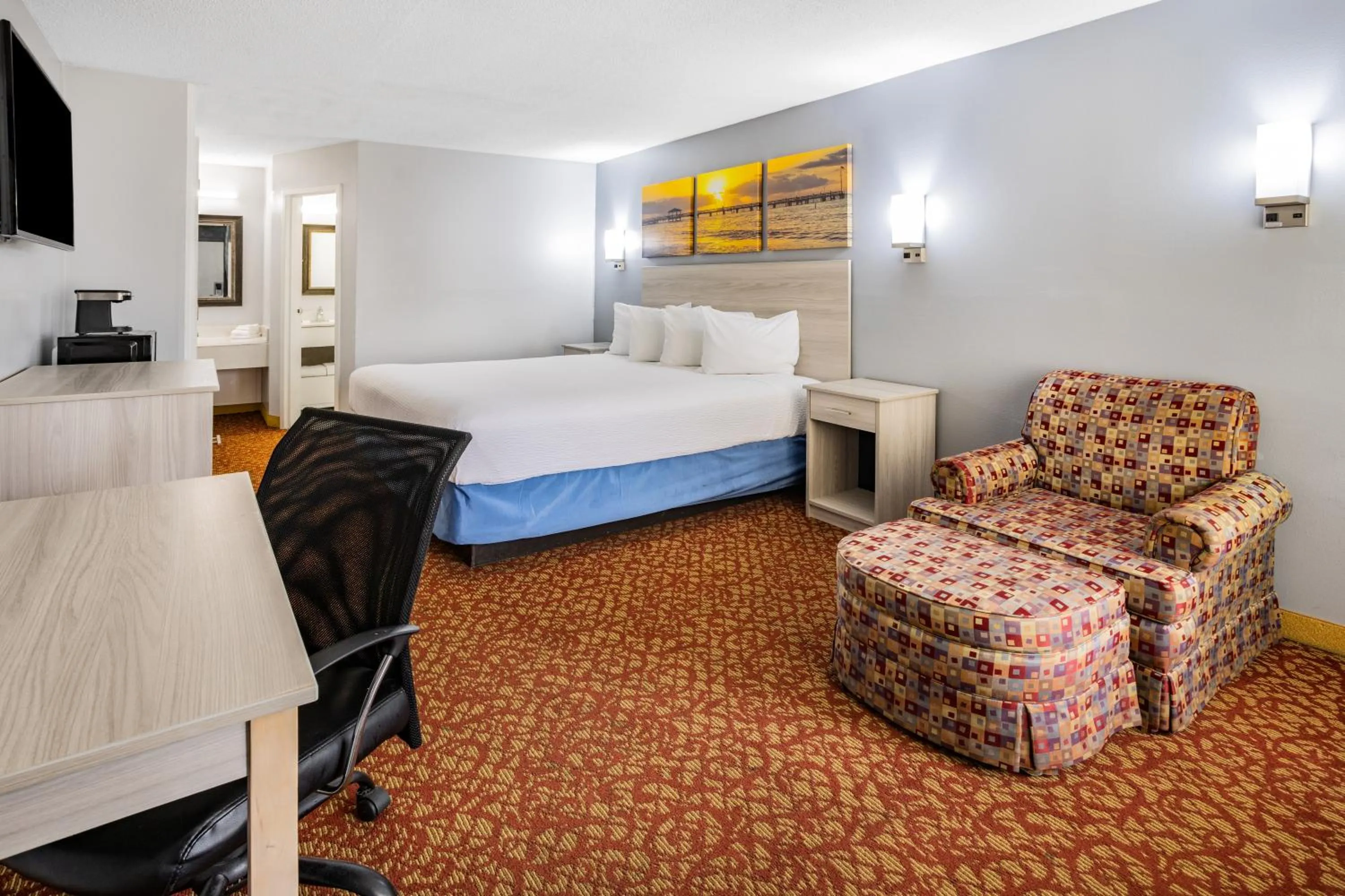Photo of the whole room, Bed in Days Inn & Suites by Wyndham Colonial