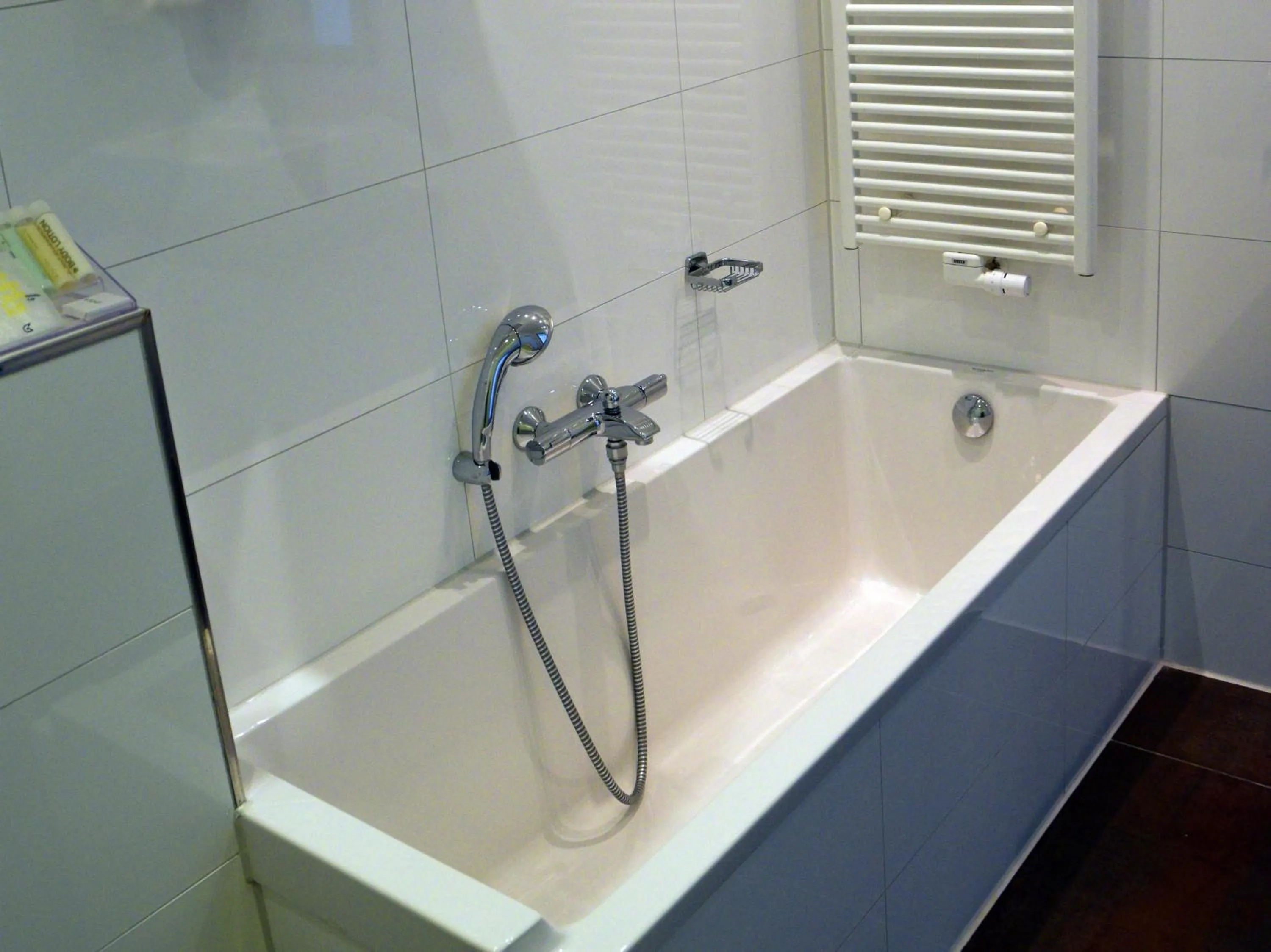 Bathroom in Golden Tulip West Ende