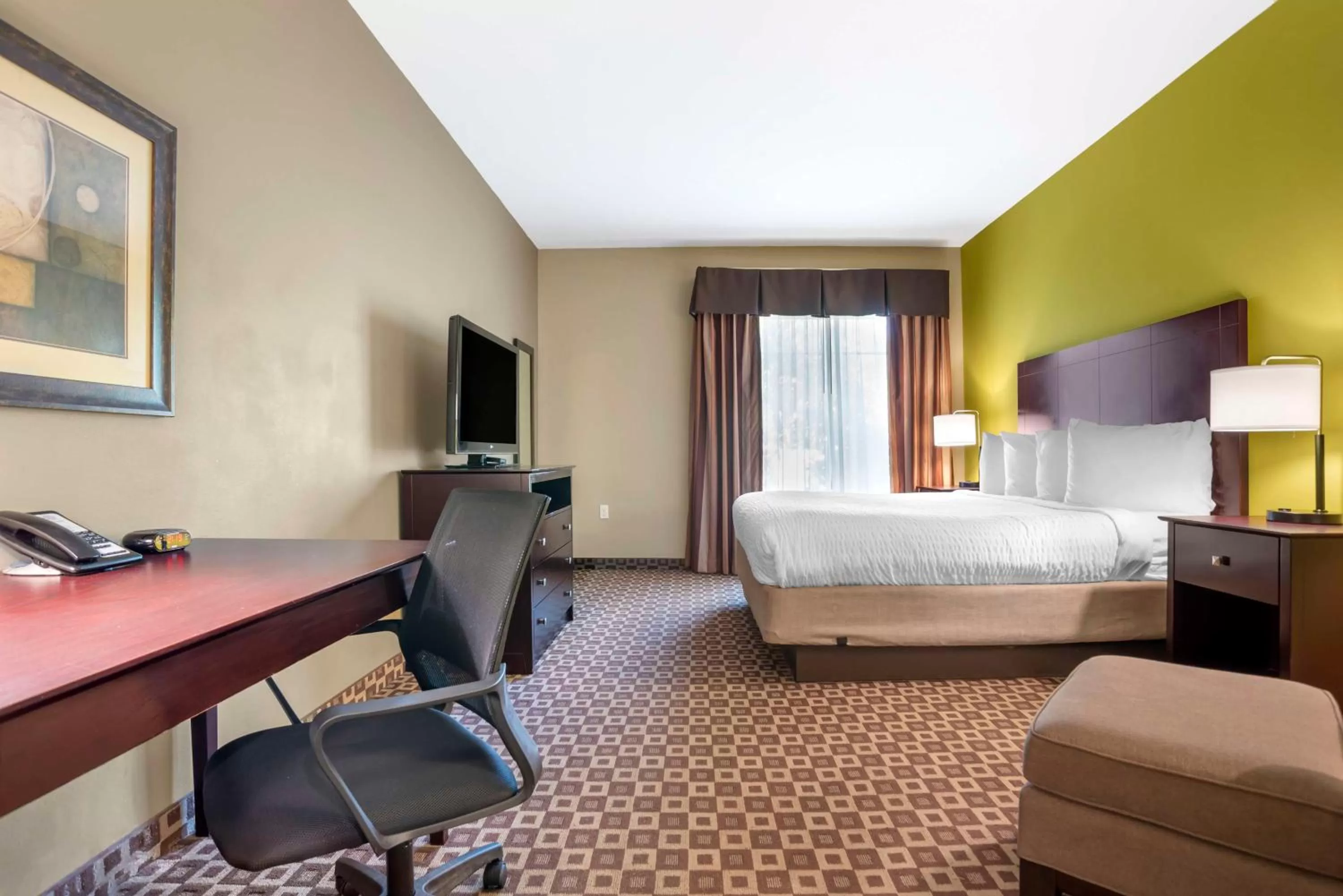 King Room with Roll-In Shower - Disability Access in Best Western Plus Chalmette Hotel