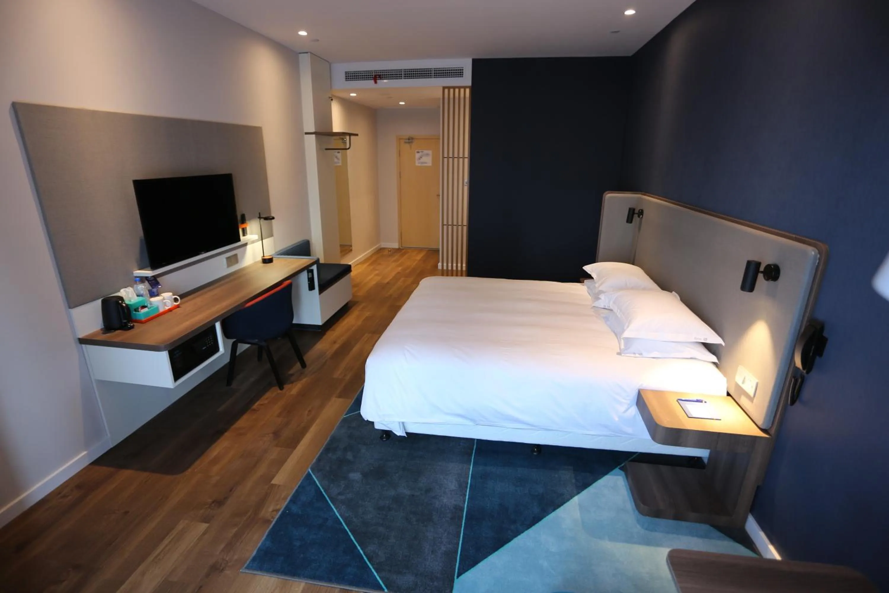 Photo of the whole room, Bed in Holiday Inn Express - Wuhan Optical Valley by IHG