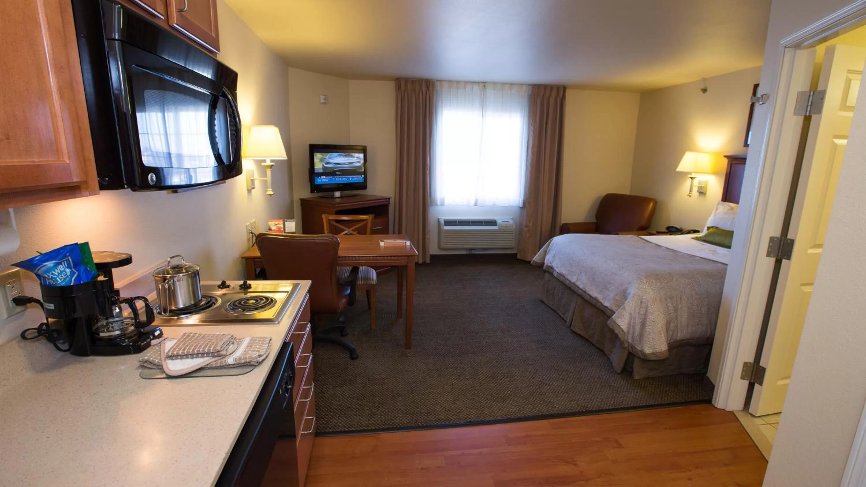 Photo of the whole room, Bed in Candlewood Suites Springfield by IHG