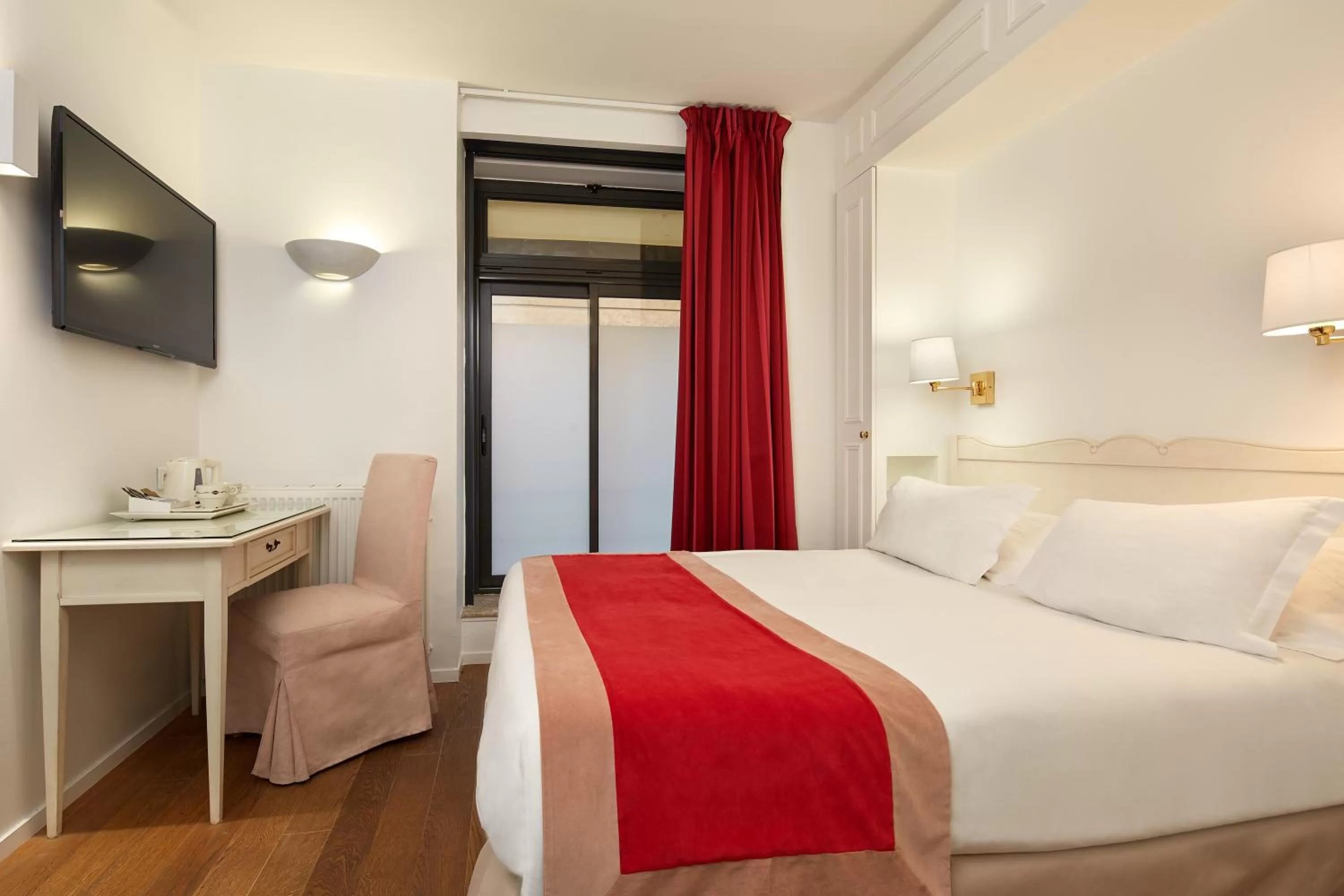 Bed in Austin's Arts Et Metiers Hotel