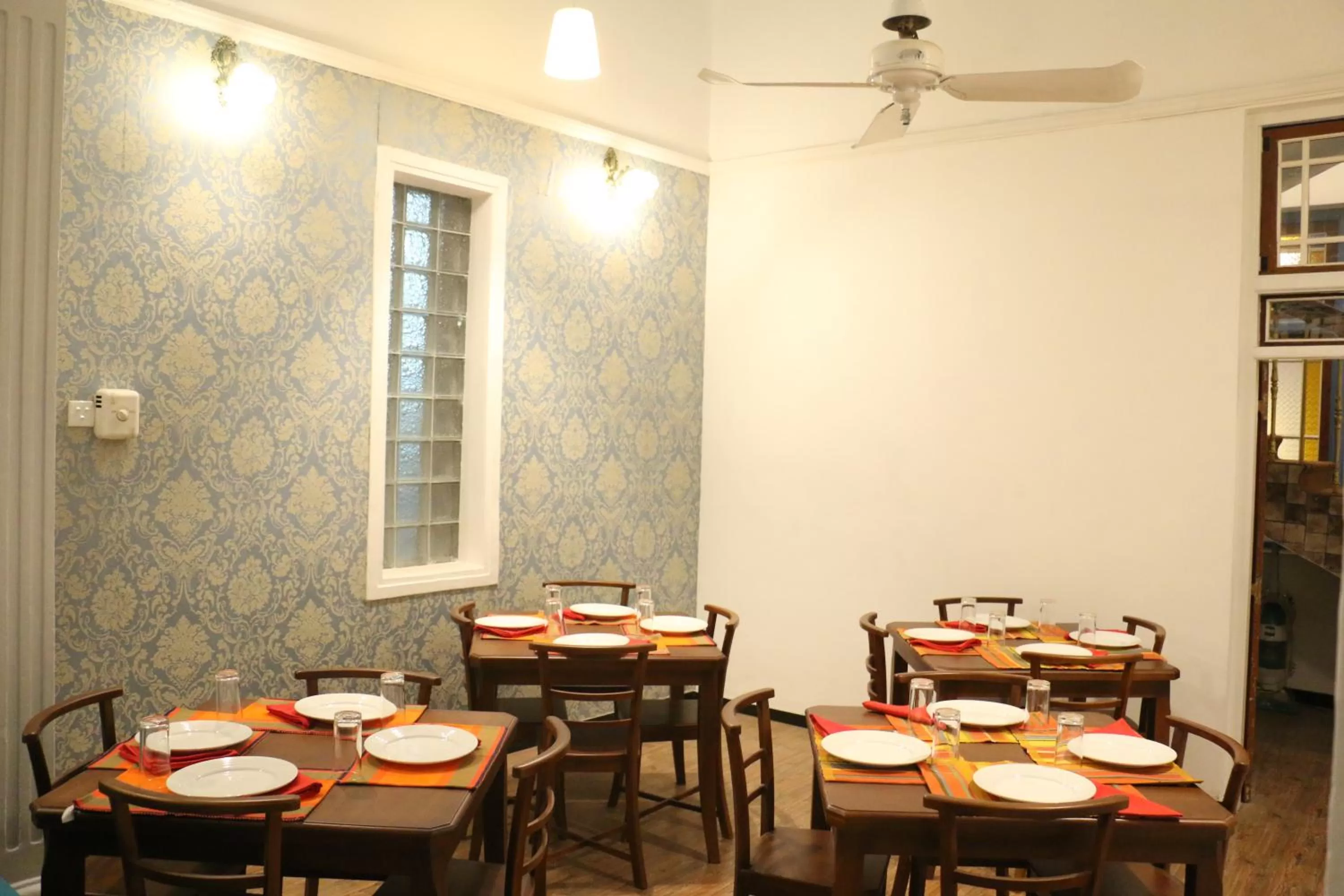 Restaurant/Places to Eat in Villa 92 City Stay