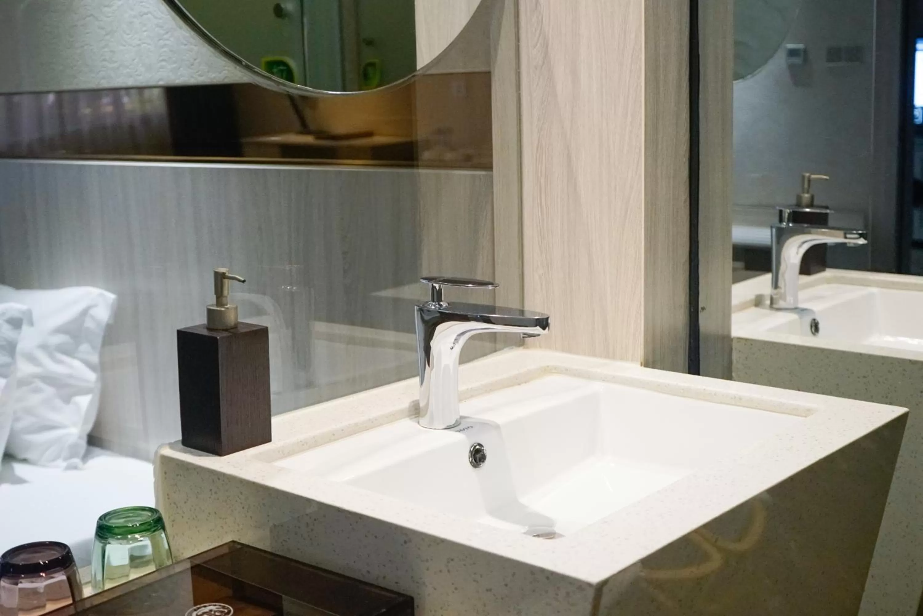 Toilet in Paco Hotel Tianhe Coach Terminal Metro Satation Guangzhou-Free Shuttle Bus for Canton Fair