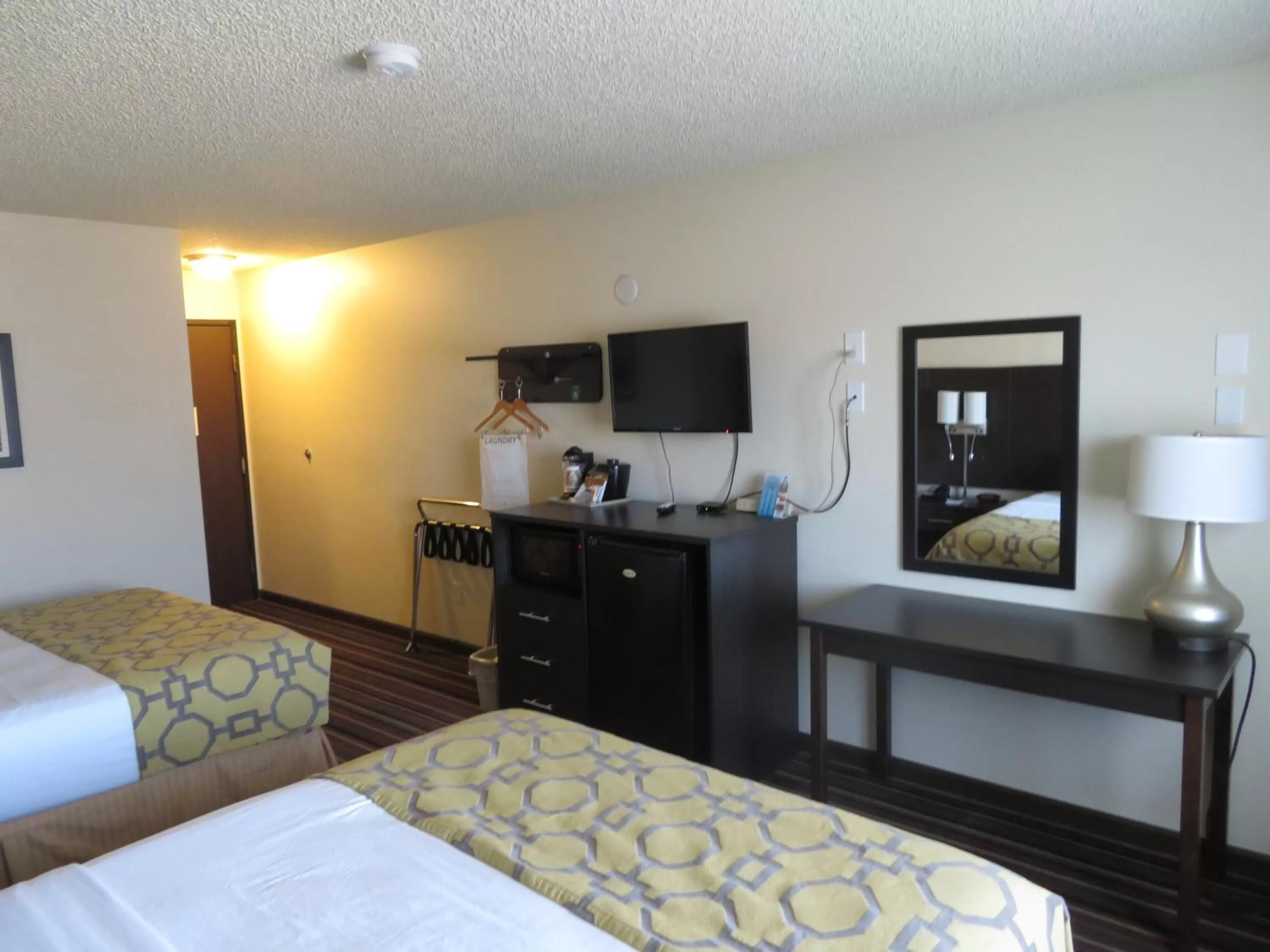 Bedroom, TV/Entertainment Center in GreenTree Inn Montrose