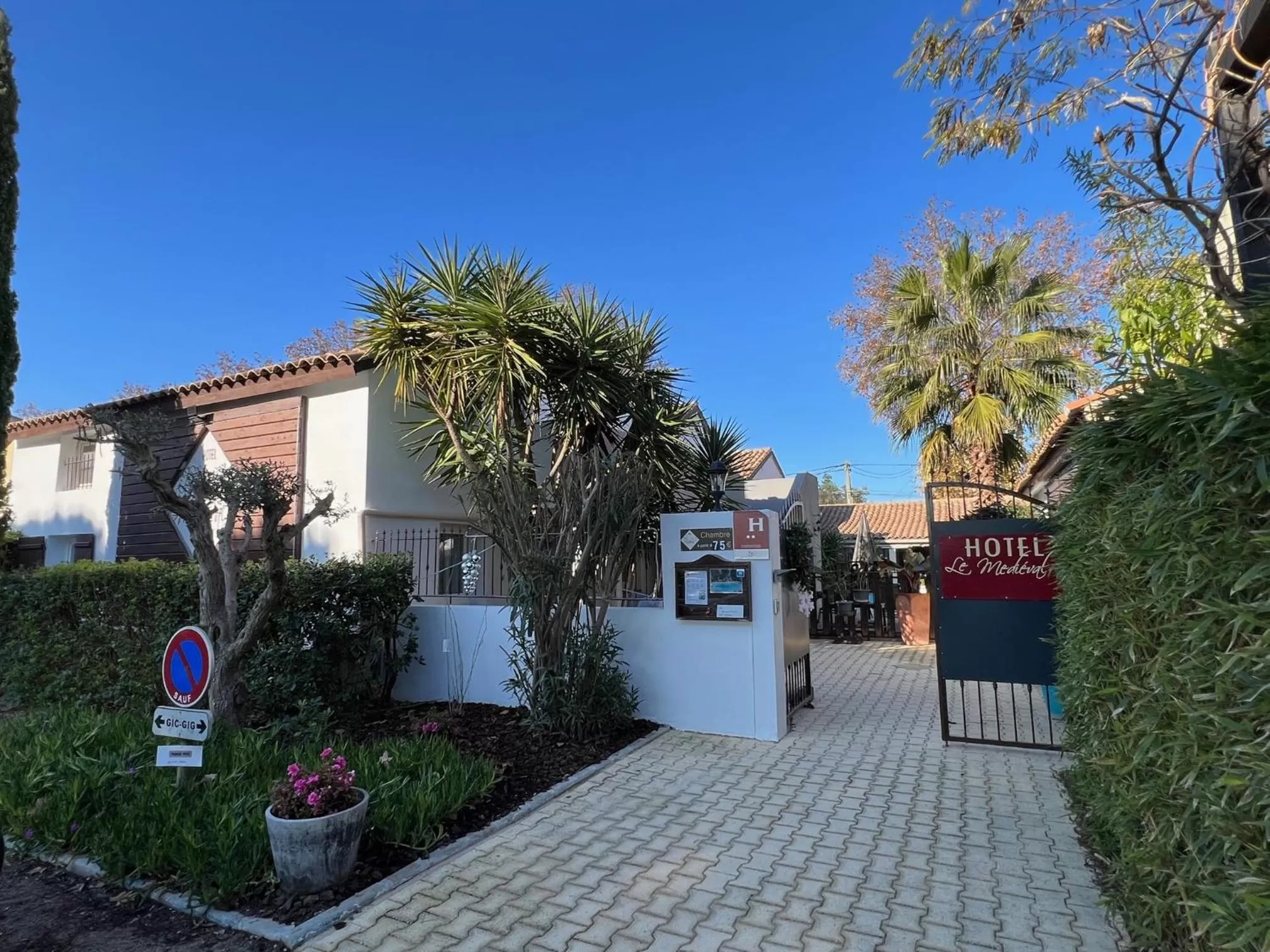 Facade/entrance in Hôtel Le Médiéval - Parking inclus & accueil vélo