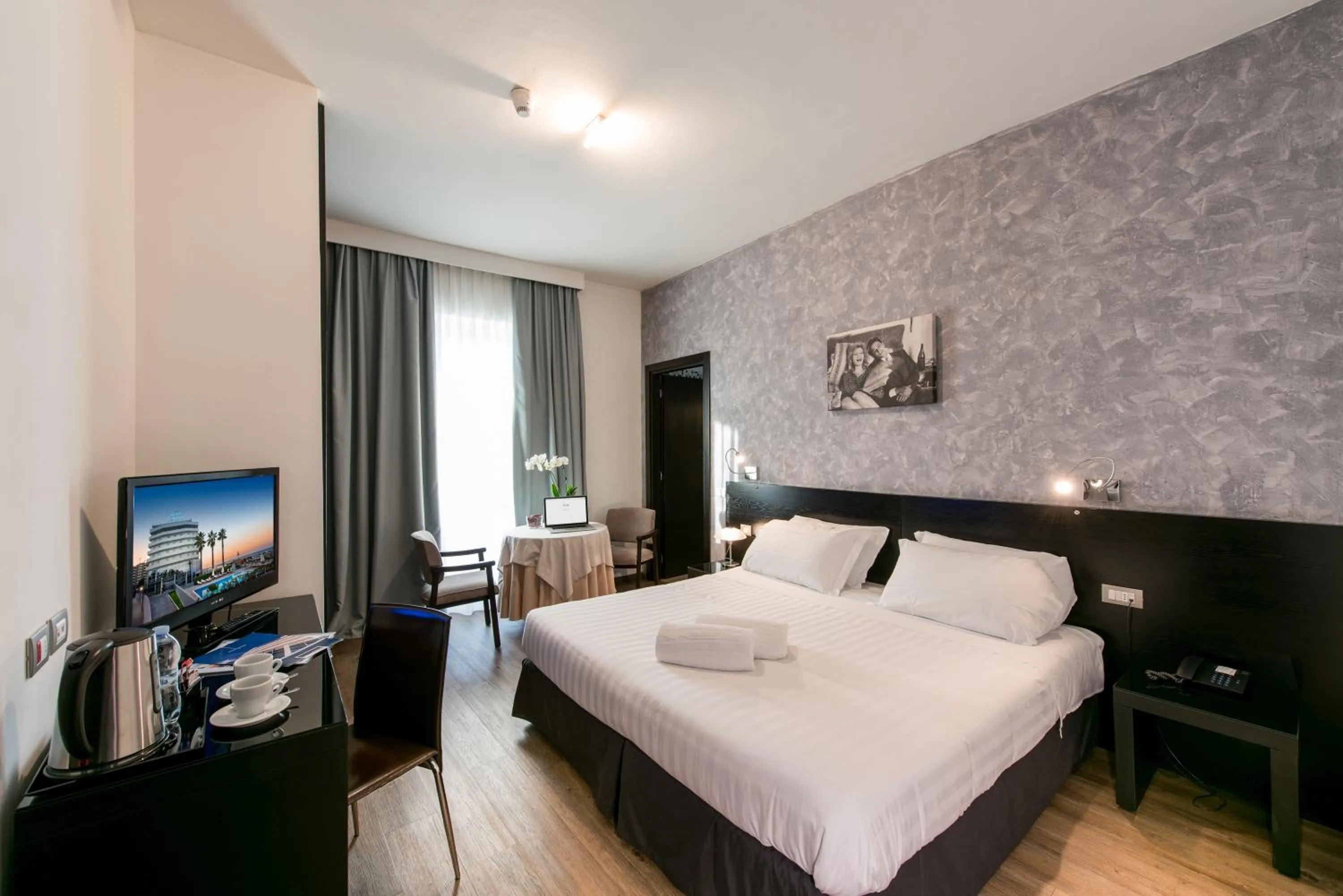 Bedroom, Bed in Sea Lion Hotel