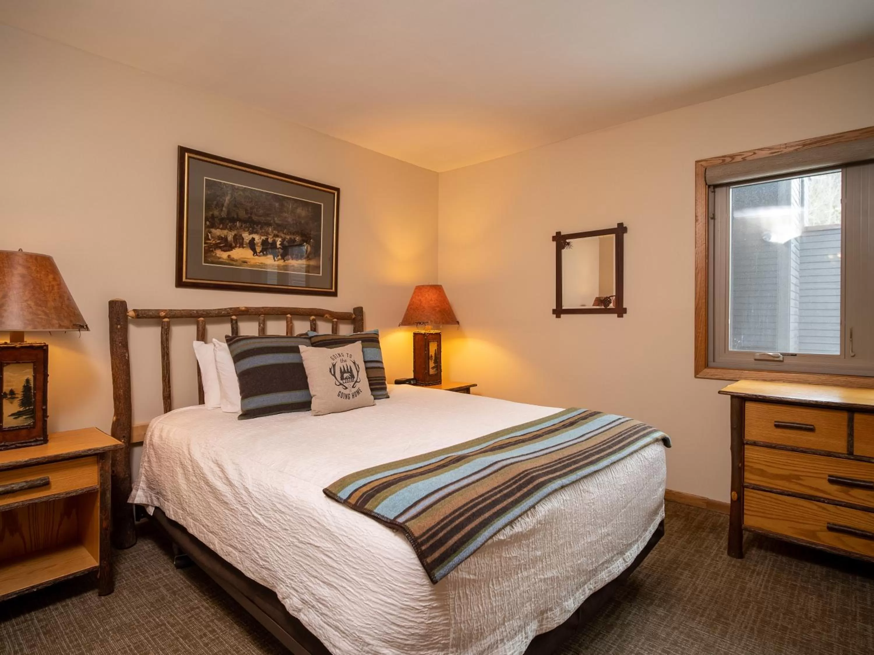 Bedroom, Bed in Caribou Highlands Lodge
