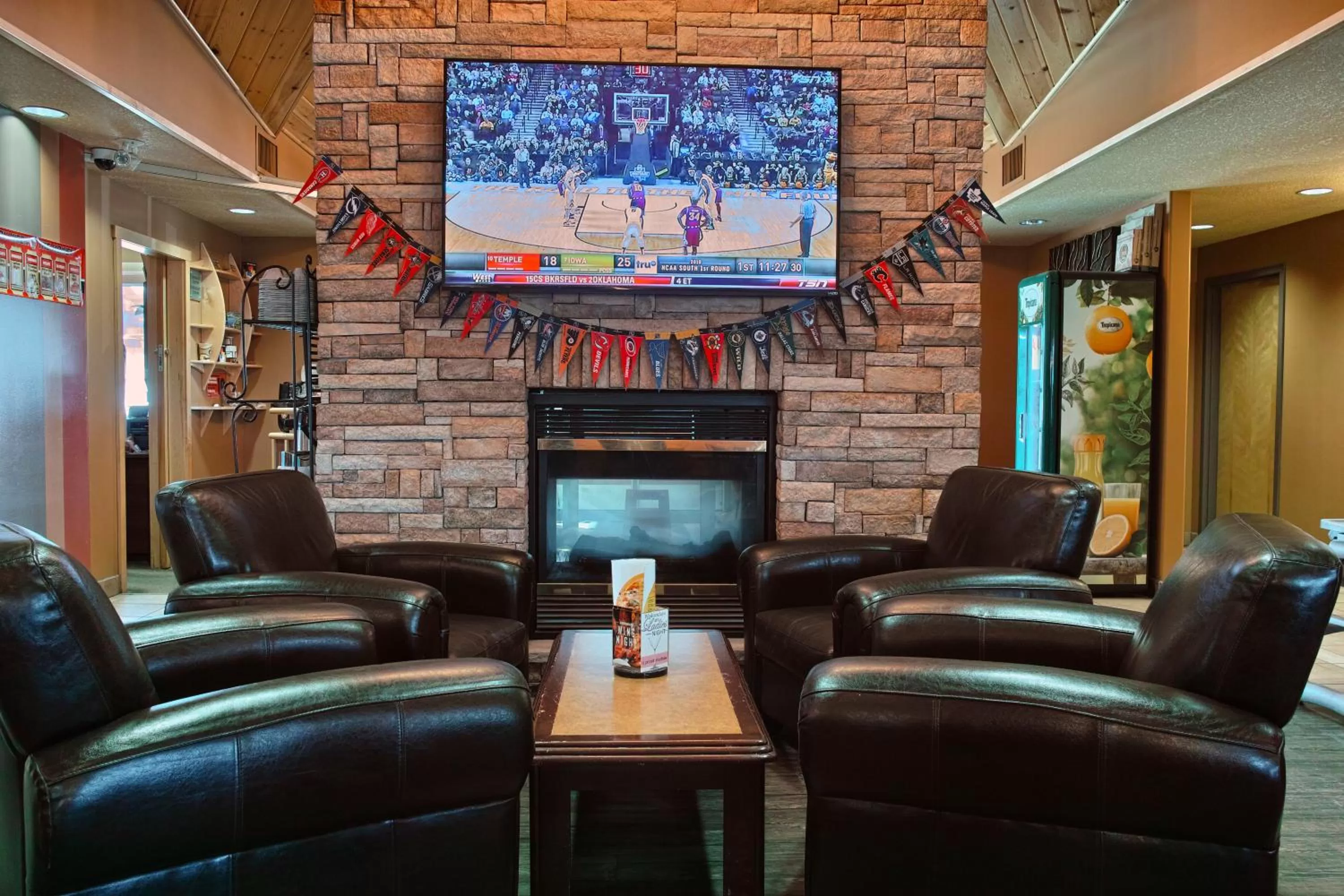 Lounge or bar in Howey Bay Motel