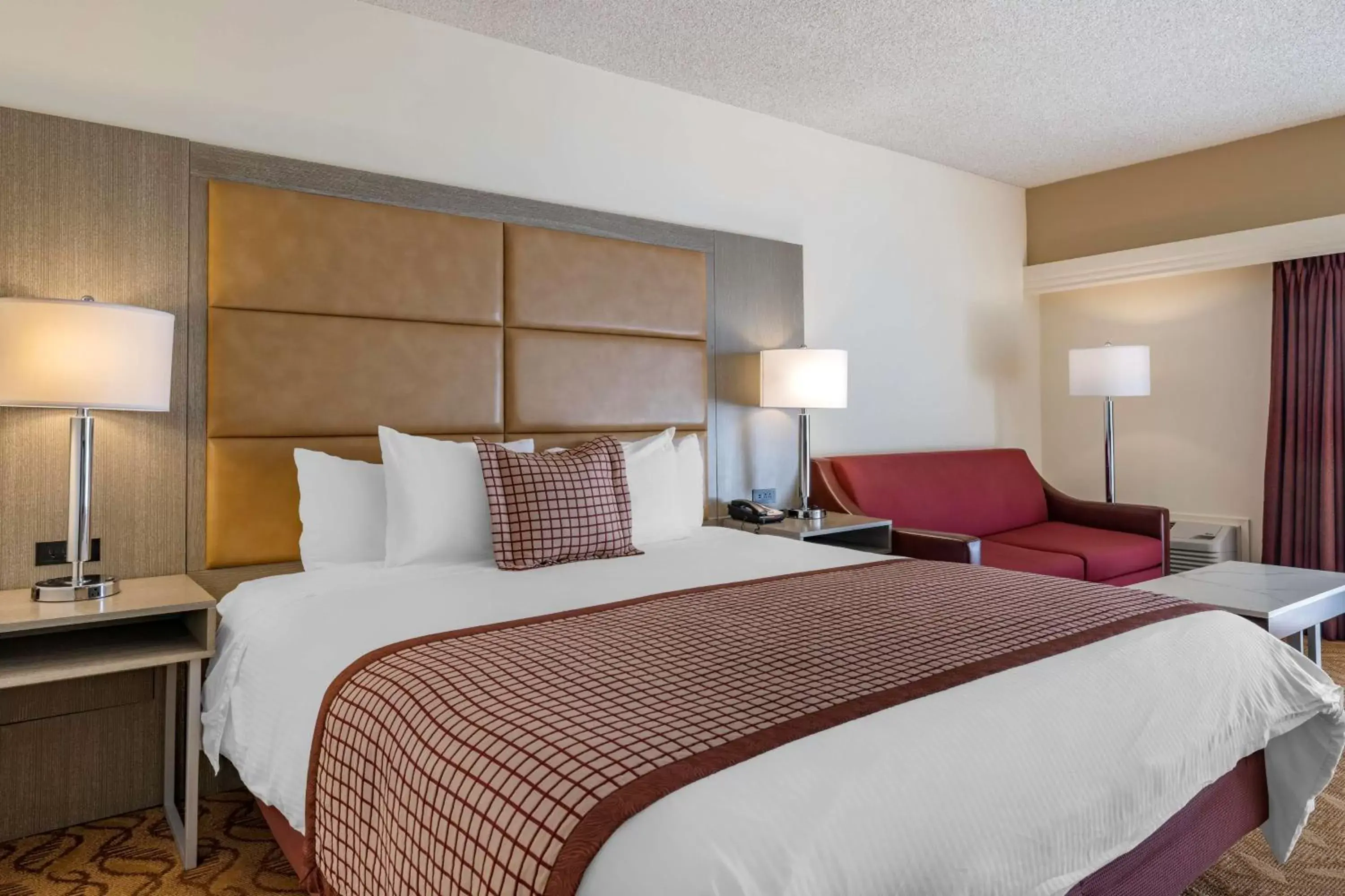 King Suite with Sofa Bed, Spa Bath and Living Room - Non-Smoking in Best Western Plus Thousand Oaks Inn King Suite with Sofa Bed, Spa Bath and Living Room - Non-Smoking in Best Western Plus Thousand Oaks Inn