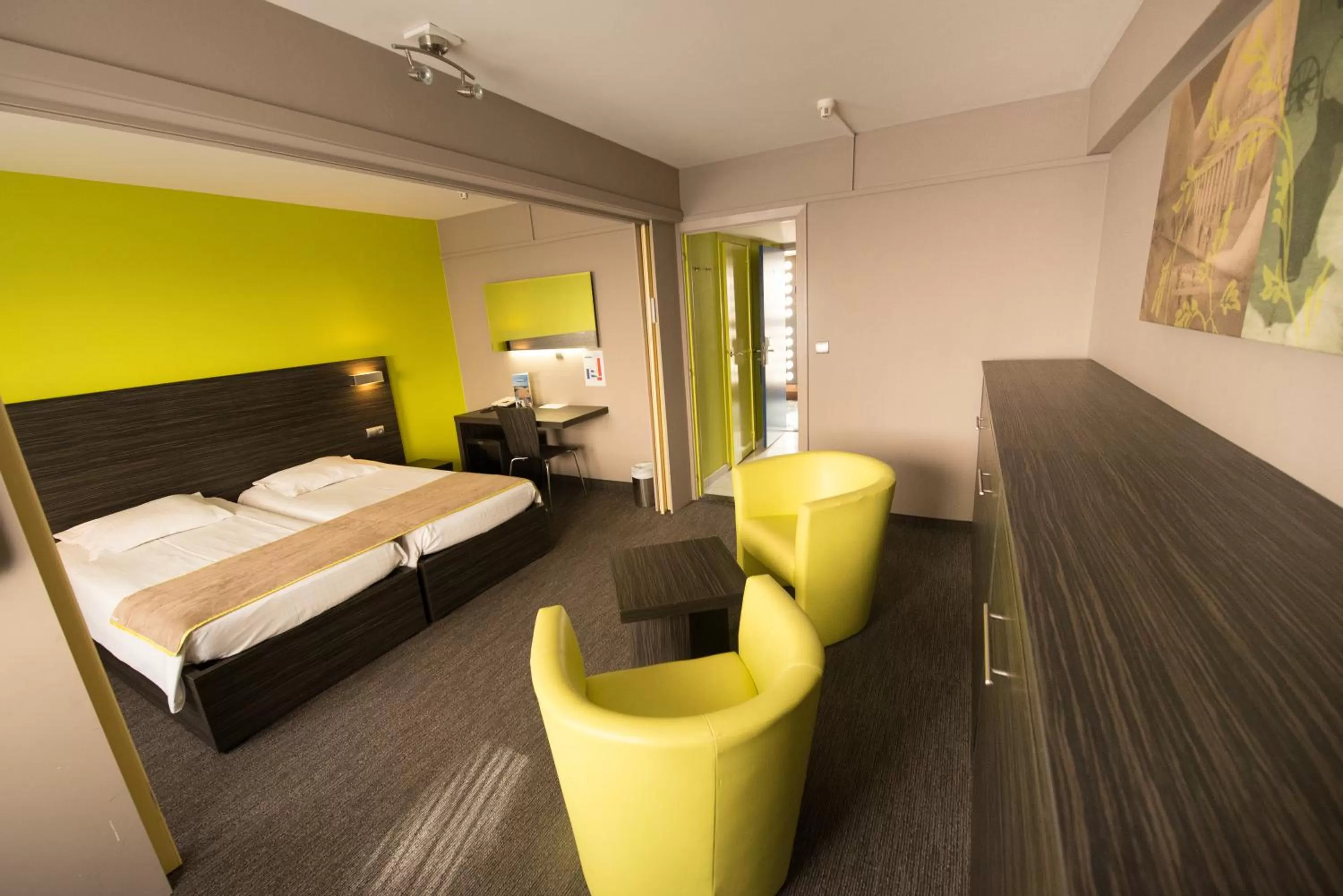 Photo of the whole room, Bed in Ostend Hotel