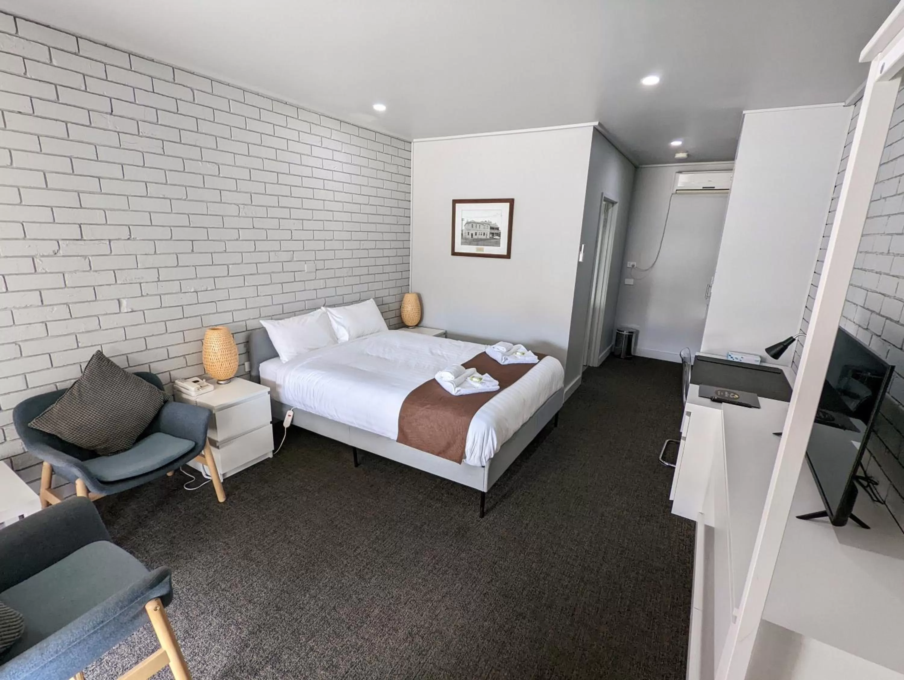 Bed in Homestead Motor Inn & Apartments