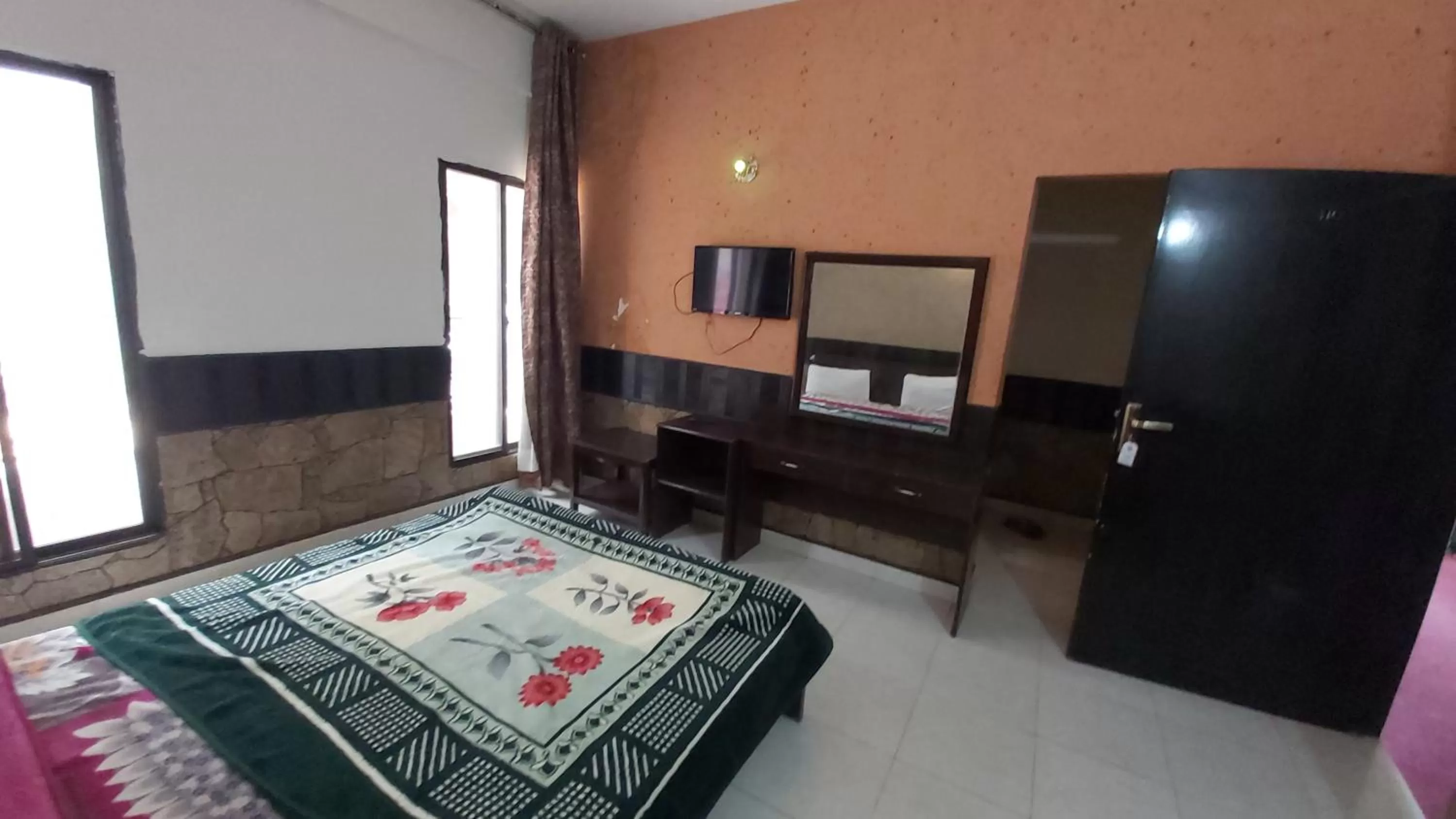 Bedroom, TV/Entertainment Center in Mount Heaven Hotel Murree