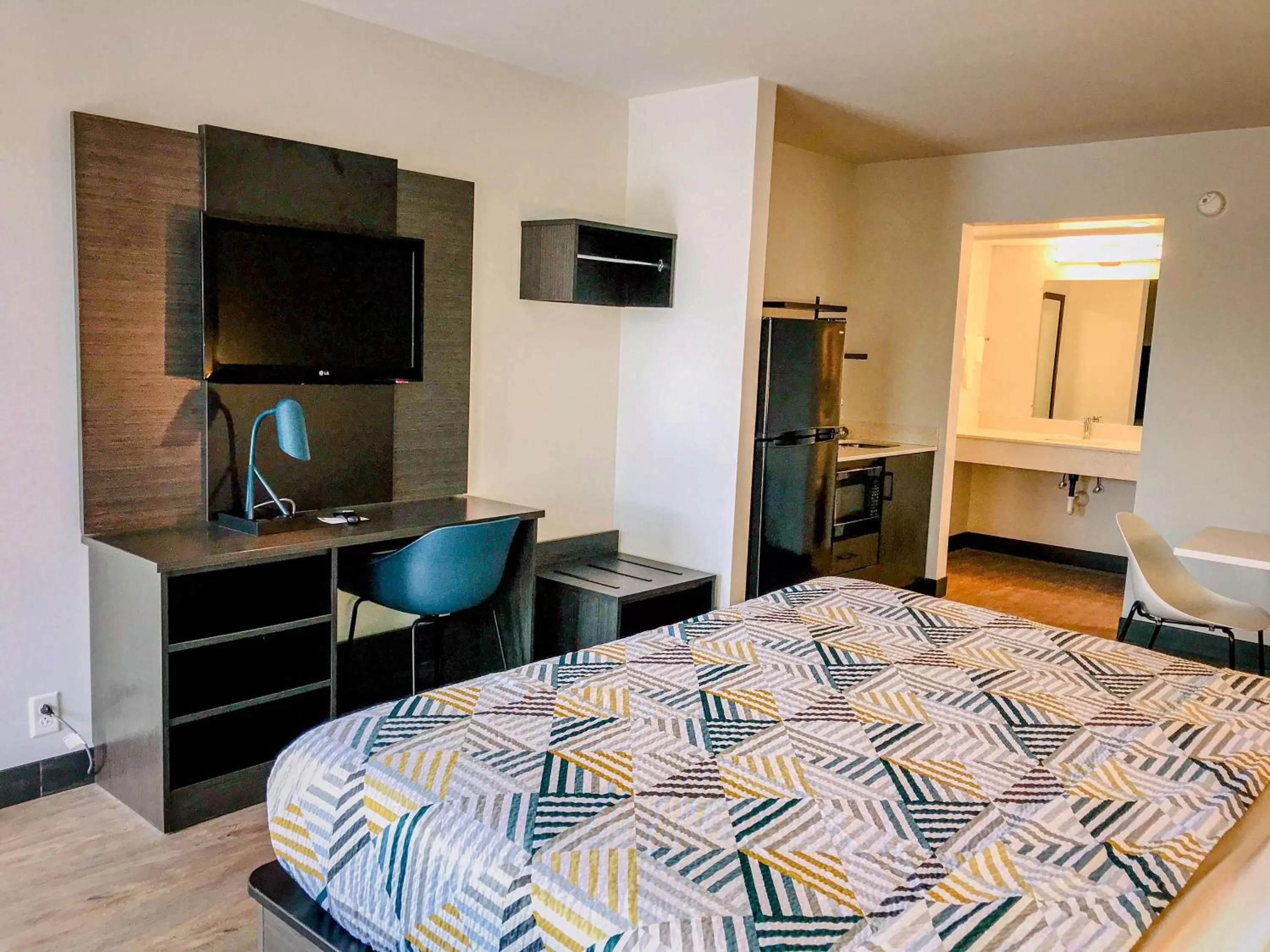 Kitchen or kitchenette, Bed in Studio 6 Dublin, Ga