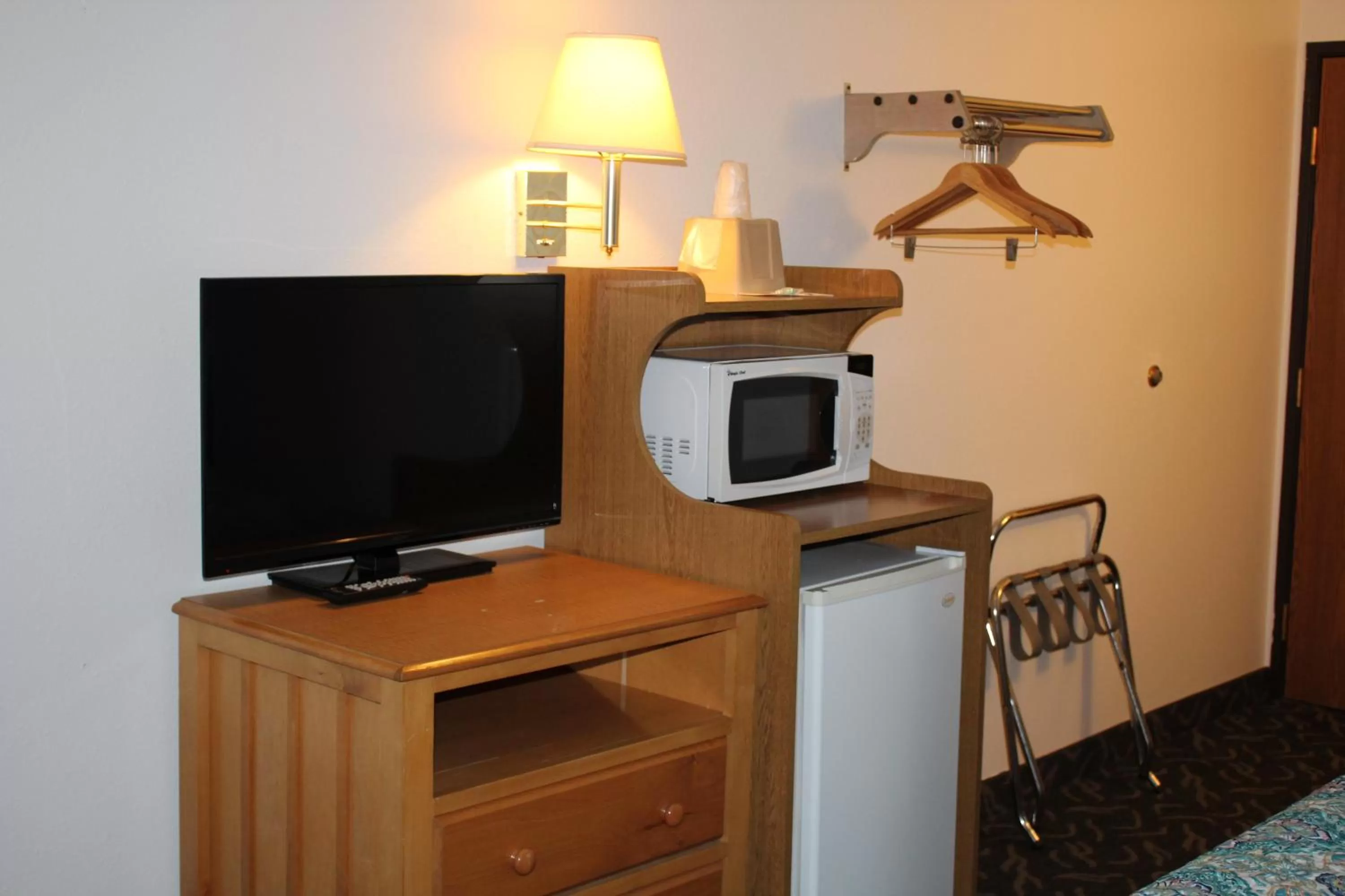 Communal lounge/ TV room in Rodeway Inn Gateway to Medora T-Roosevelt & Makoshika State Park