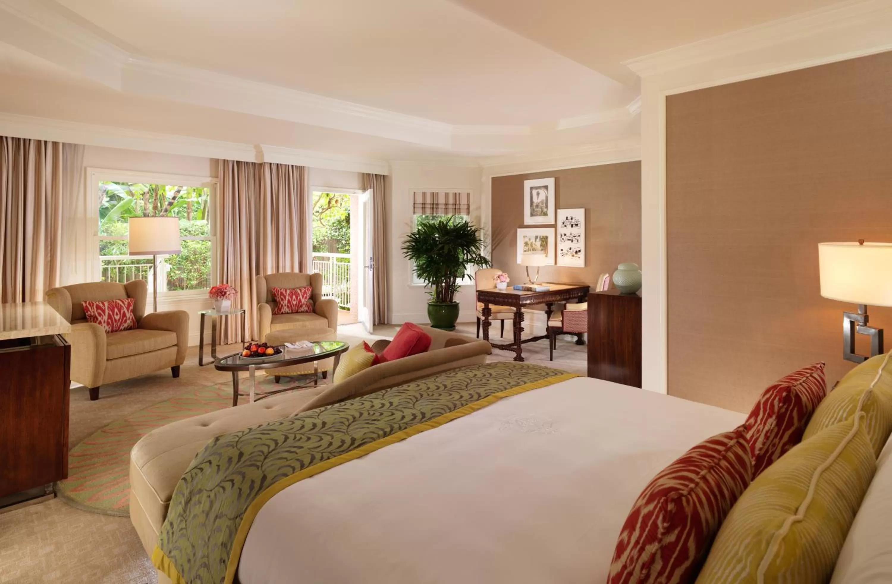 Bedroom, Bed in The Beverly Hills Hotel - Dorchester Collection