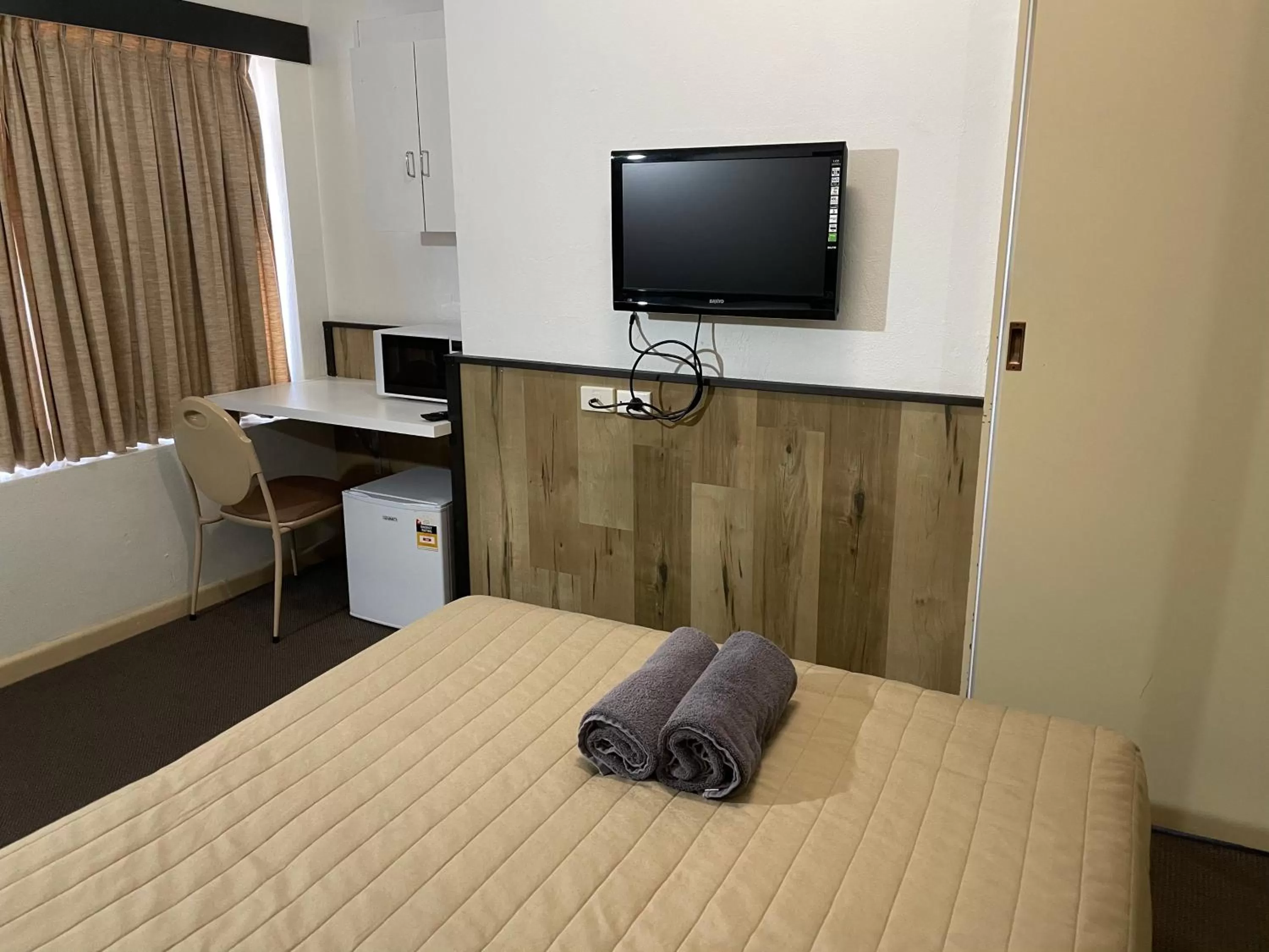 Budget Queen Room in Countryman Motor Inn Cowra