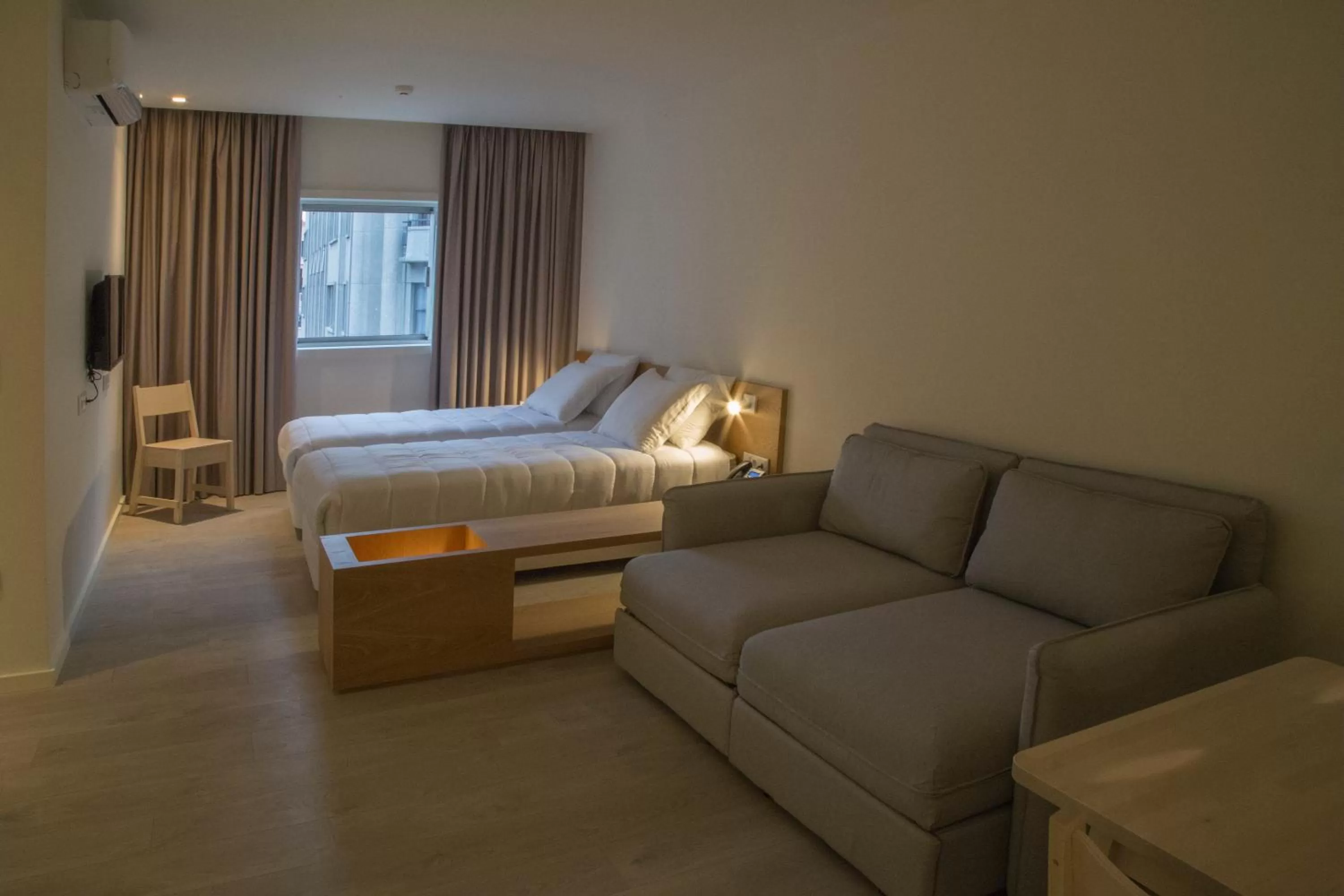 Living room, Bed in Hotel Spot Family Suites